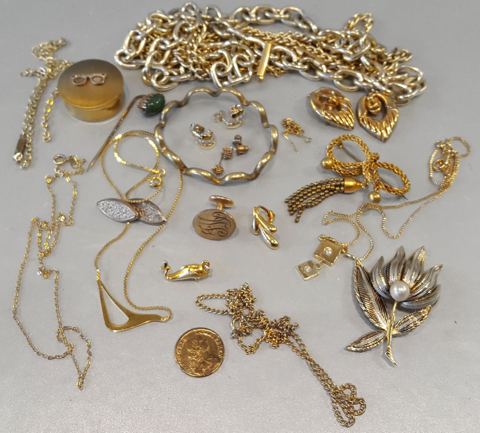 Vintage Retro Parcel of Jewellery Incldes Coin, Chains, Earrings Brooches.