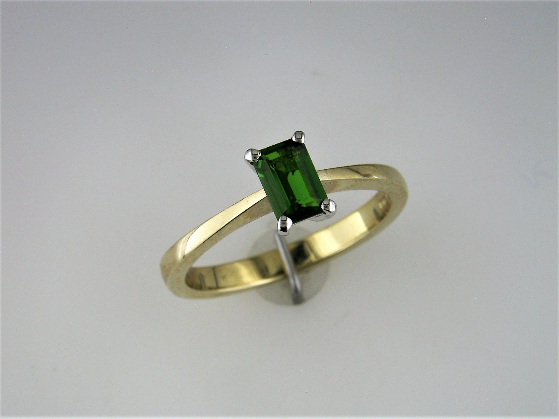 A Chrome Diopside Solitaire Ring - Image 2 of 2