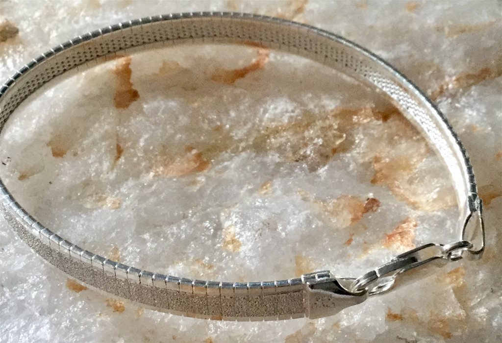 925 Italian Sterling Silver Textured Flat Omega Bracelet 19cm/7.5' pure sparkly 11 grams - Image 4 of 4