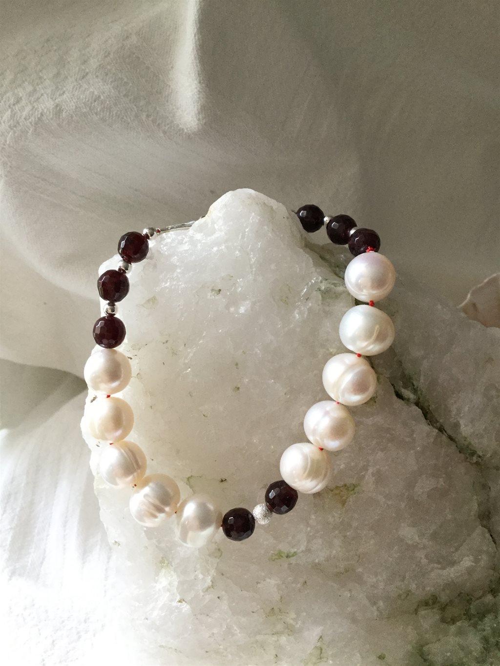Indian Garnet and Cultured Freshwater pearls Bracelet Silver 925 clasp and silve faceted round Bead - Image 2 of 4