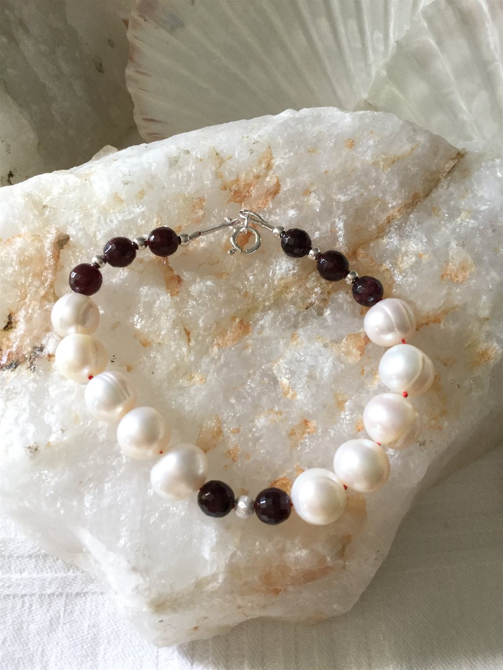 Indian Garnet and Cultured Freshwater pearls Bracelet Silver 925 clasp and silve faceted round Bead - Image 3 of 4