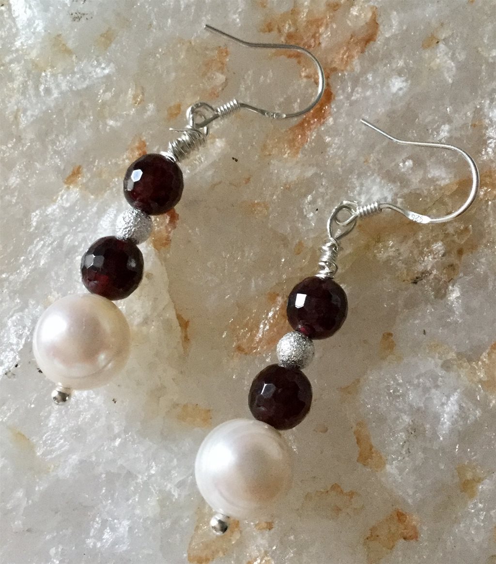 Indian Garnet and real Cultured Freshwater pearls Dangly Earrings 925 silver - Image 4 of 4