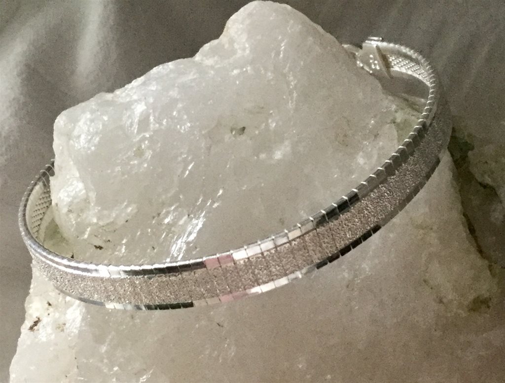 925 Italian Sterling Silver Textured Flat Omega Bracelet 19cm/7.5' pure sparkly 11 grams - Image 3 of 4