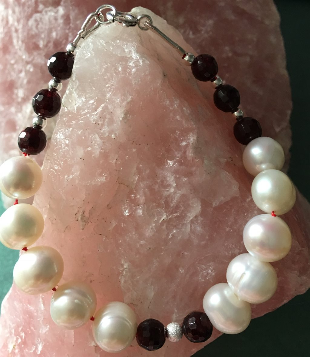 Indian Garnet and Cultured Freshwater pearls Bracelet Silver 925 clasp and silve faceted round Bead - Image 4 of 4