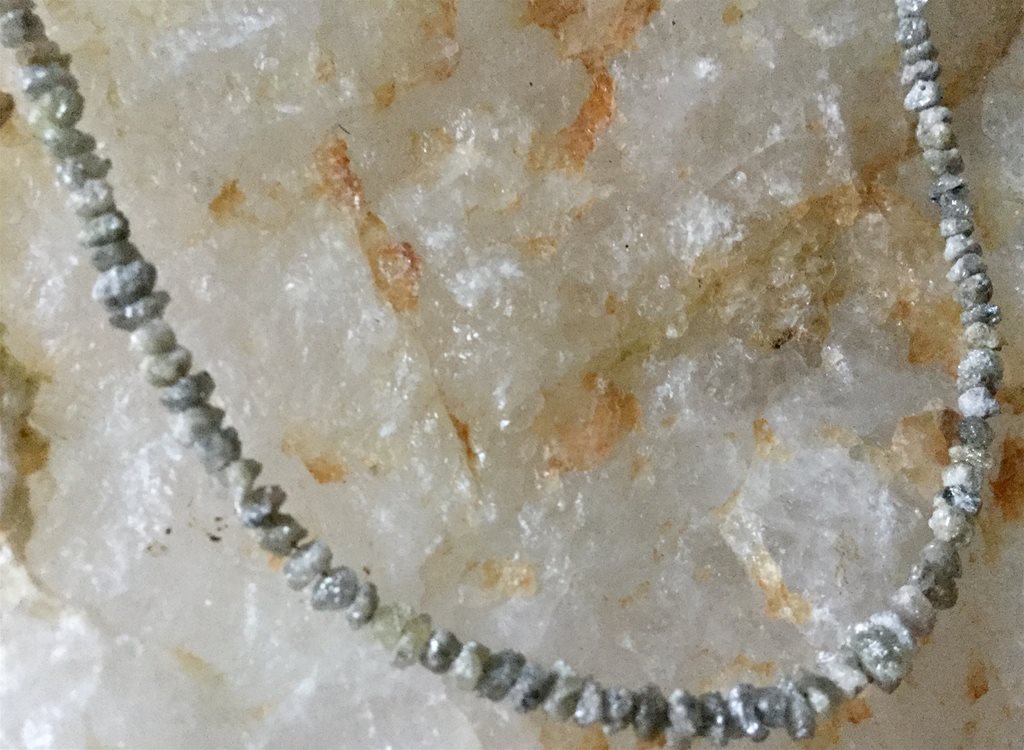 Diamonds Grey rough graduated nuggets strand really organic and rare collectors items 8 cts diamonds - Image 3 of 4