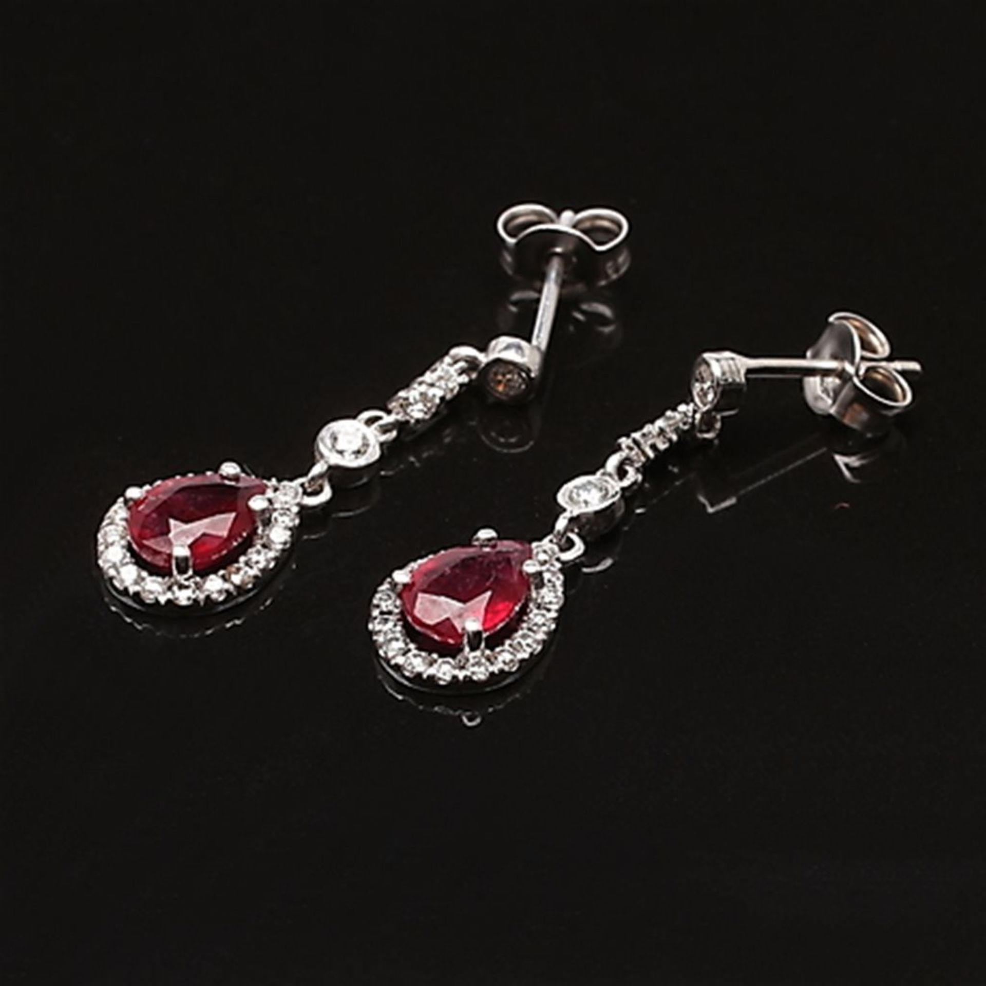 Earrings in white gold with diamonds and red stones. - Image 2 of 2