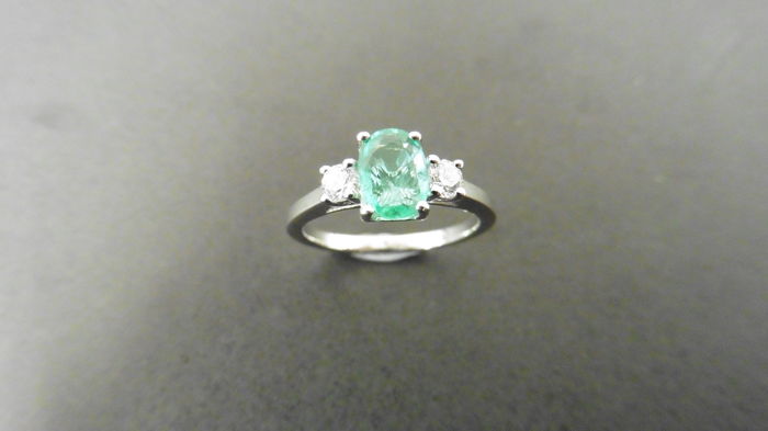 0.80ct emerald and diamond trilogy ring. 7x 5mm oval cut emerald ( oil treated) with a small diamond - Image 4 of 4