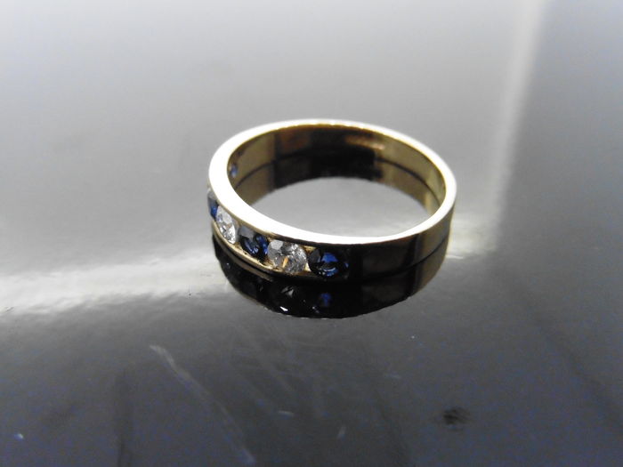 Sapphire and diamond eternity band ring set in 9ct yellow gold. 4 small round cut sapphires ( - Image 2 of 3