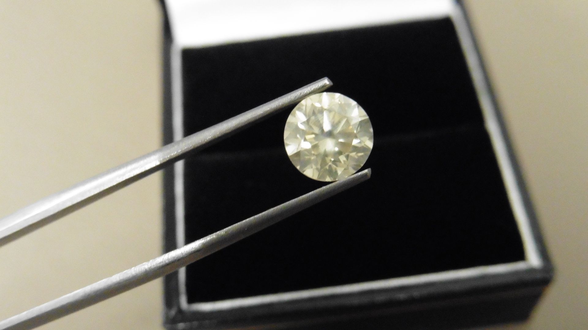 2.01ct natural loose brilliant cut diamond. I colour and si1 clarity. 7.57 x 5.17mm. No - Image 4 of 4