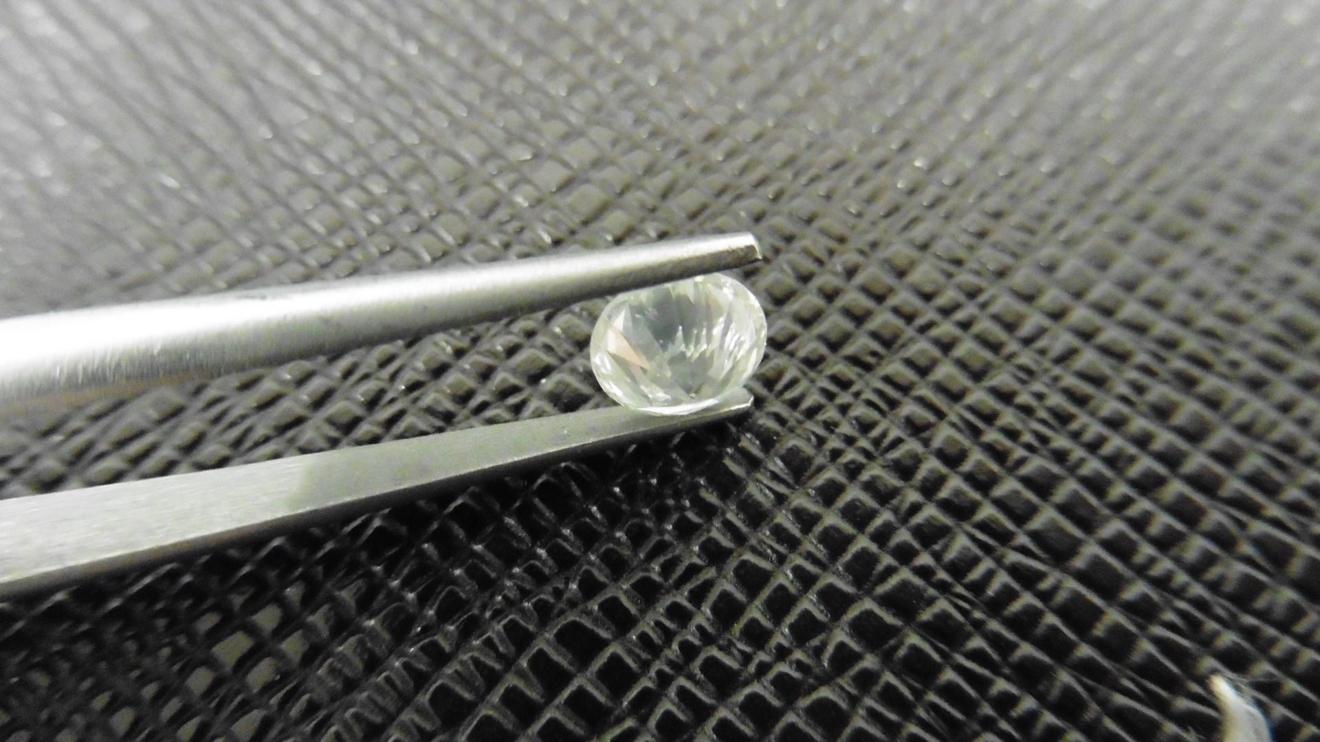 1.00ct natural loose brilliant cut diamond. G colourand si2 clarity.6.27 x 6.28 x 4.03mm. Colour - Image 4 of 5