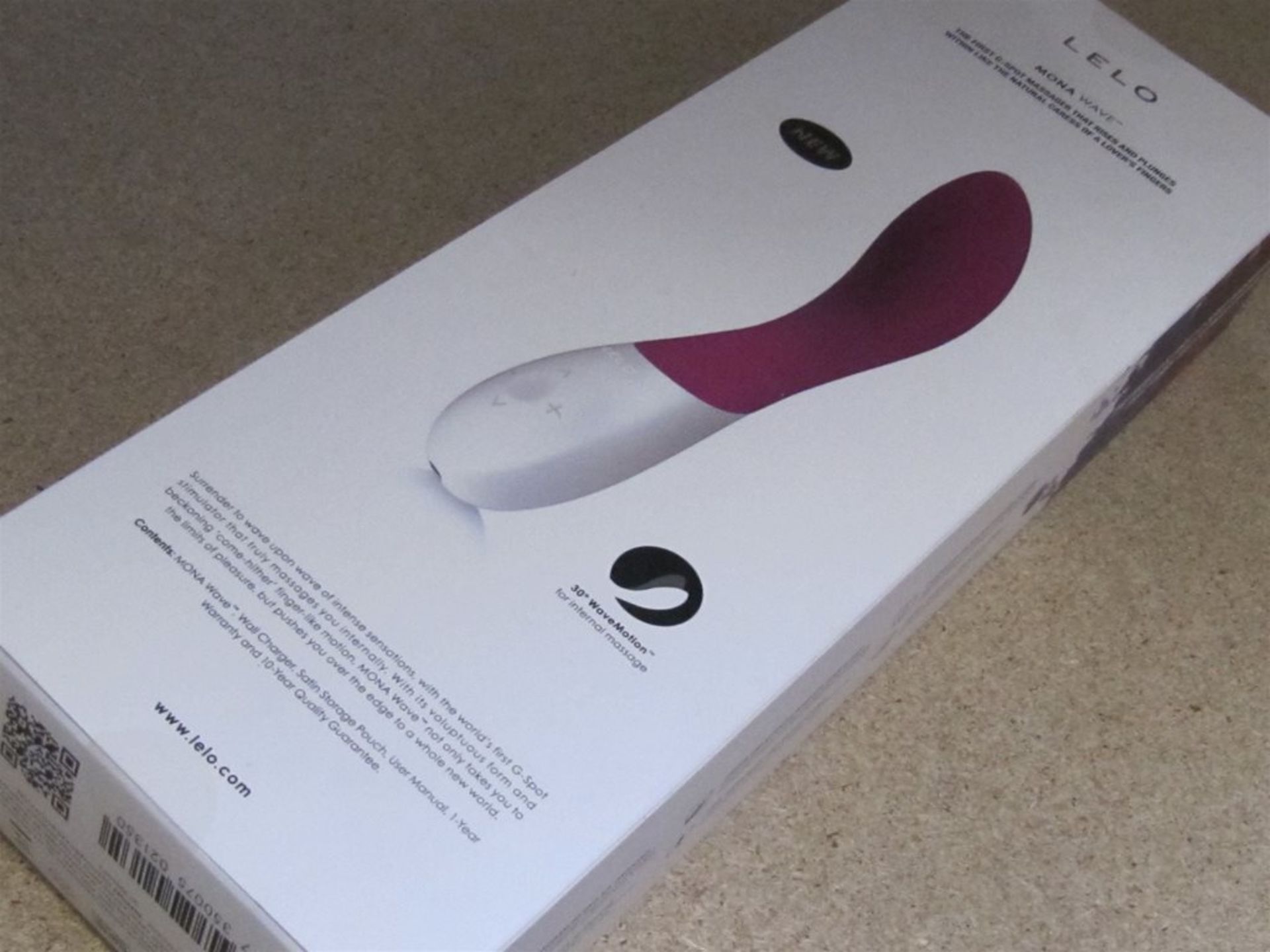 (206) Lelo Mona Wave Massager. Purple. No vat on Hammer, Shipping available.