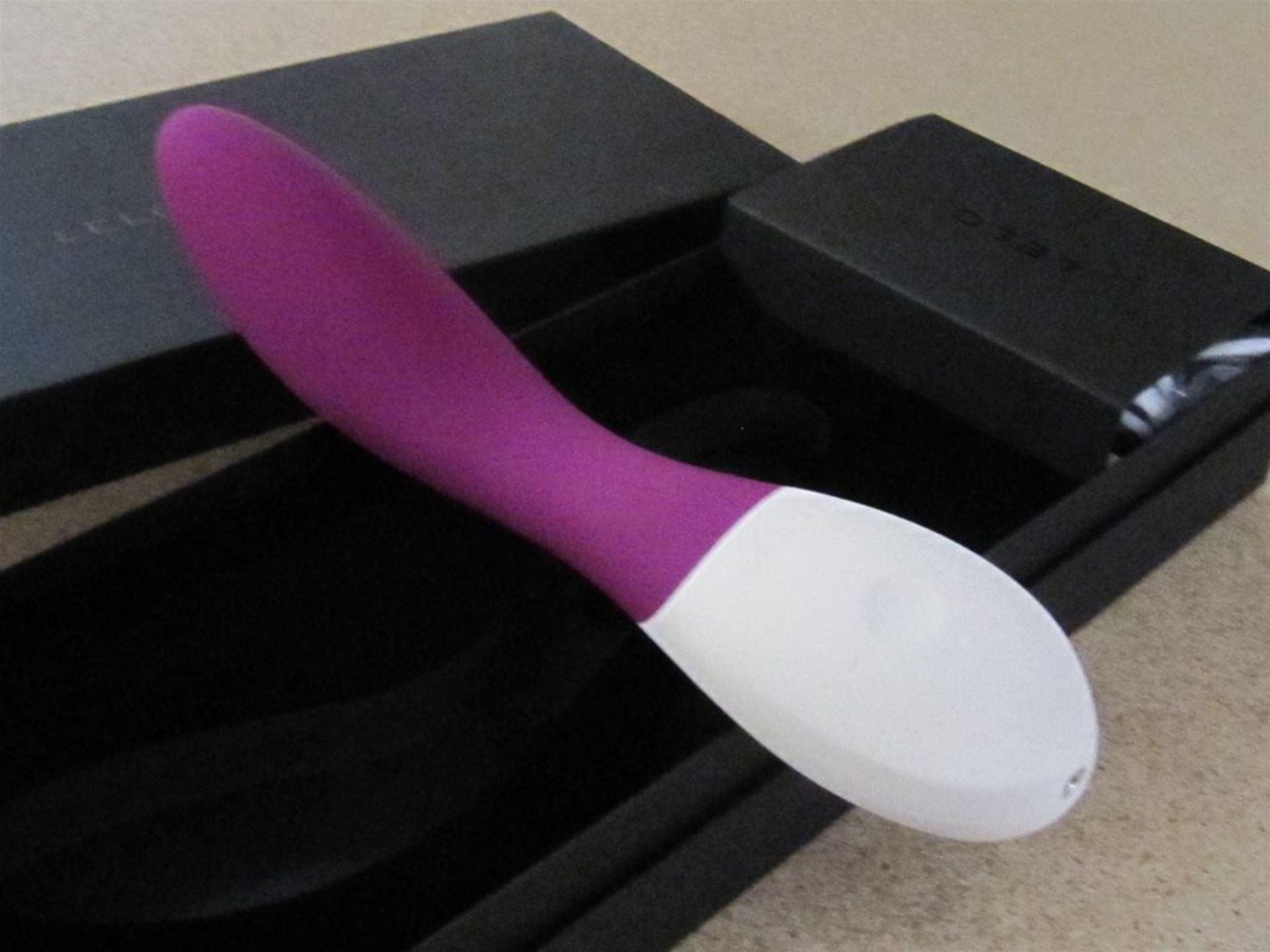 (206) Lelo Mona Wave Massager. Purple. No vat on Hammer, Shipping available. - Image 4 of 6
