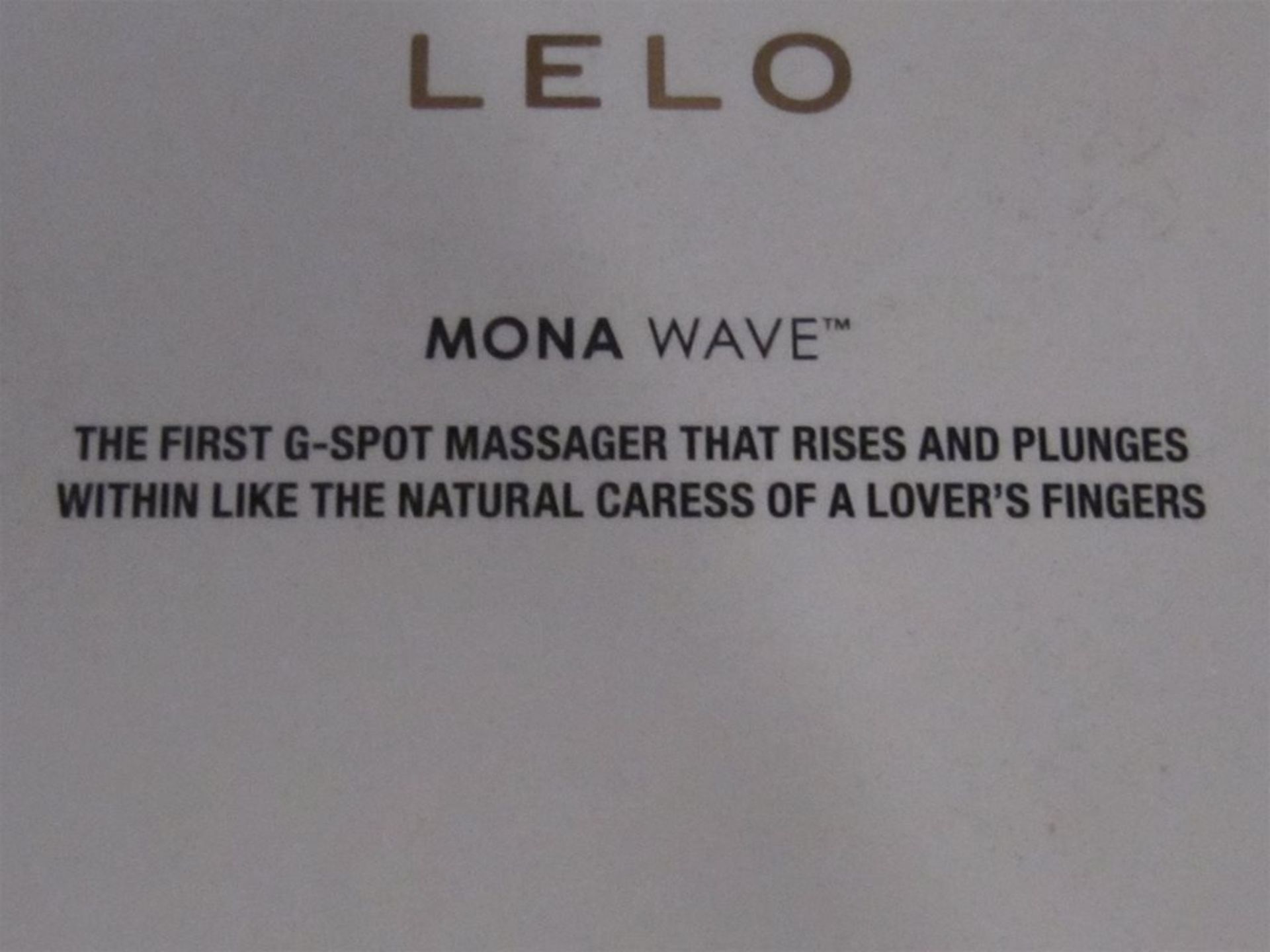 (206) Lelo Mona Wave Massager. Purple. No vat on Hammer, Shipping available. - Image 2 of 6