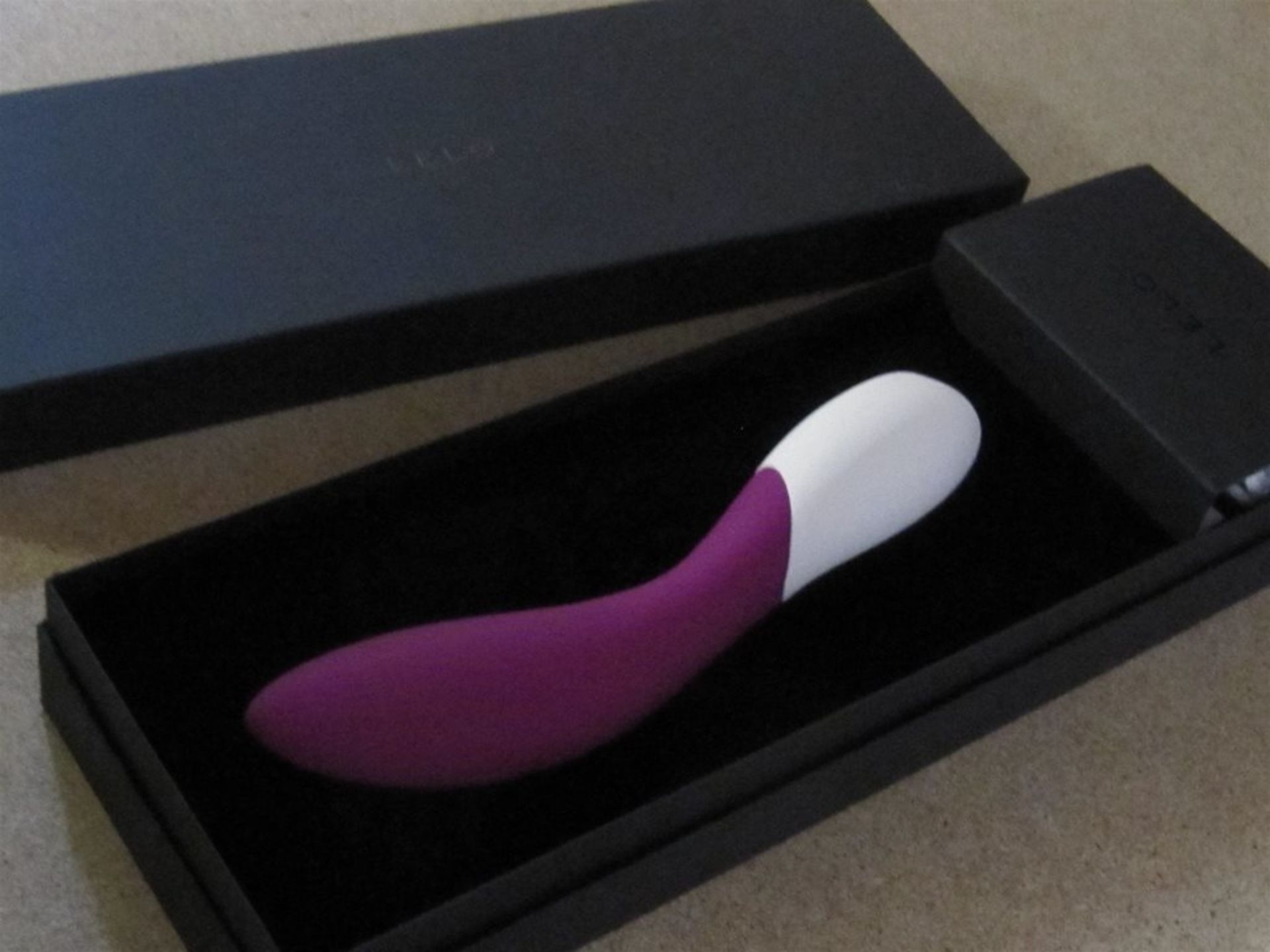 (206) Lelo Mona Wave Massager. Purple. No vat on Hammer, Shipping available. - Image 3 of 6