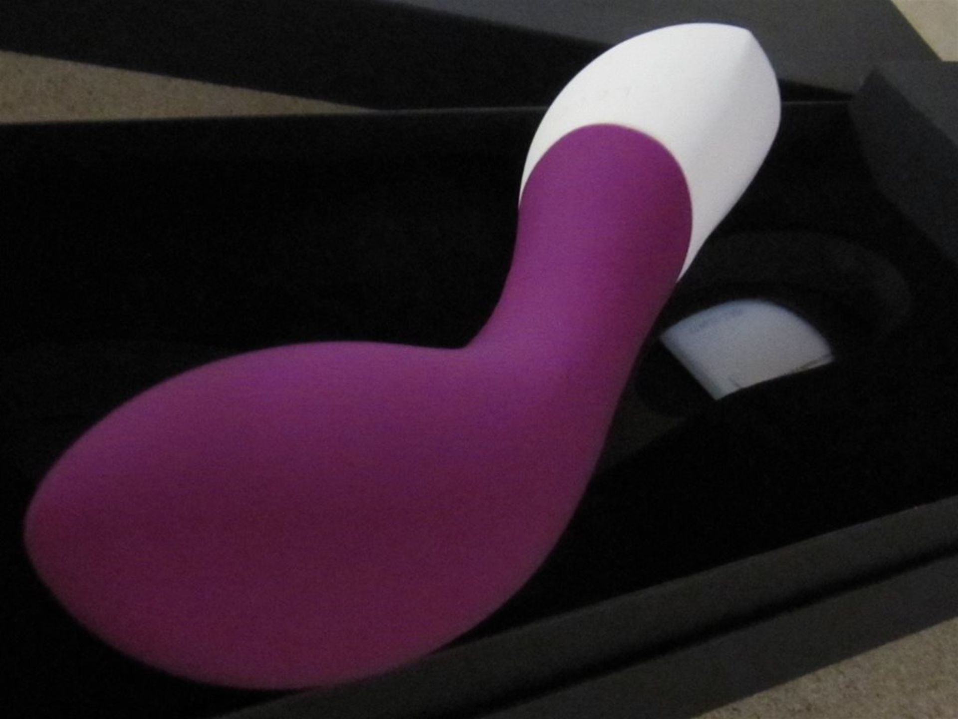 (206) Lelo Mona Wave Massager. Purple. No vat on Hammer, Shipping available. - Image 5 of 6