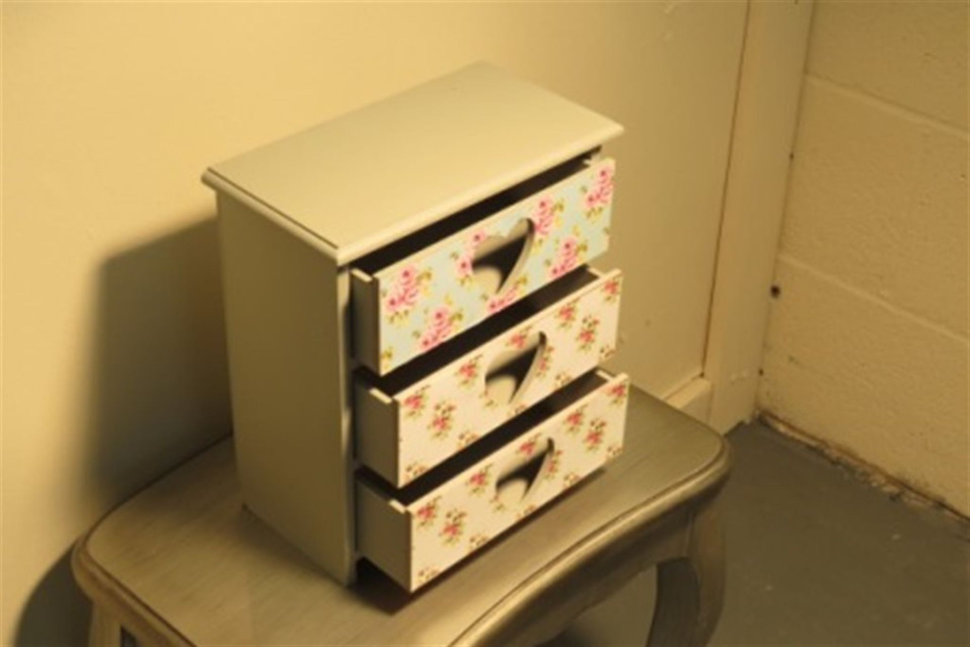 BRAND NEW WOODEN FLORAL JEWELLERY BOX - 3 DRAWERS - Image 2 of 2