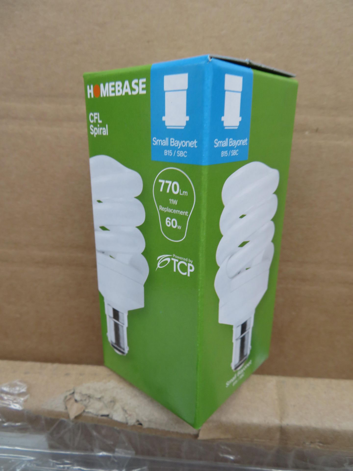 PALLET TO CONTAIN 1,020 BRAND NEW HOMEBASE CFL SIPRAL LIGHT BULBS. SMALL BAYONET CAP. 9W REPLACEMENT - Bild 2 aus 2