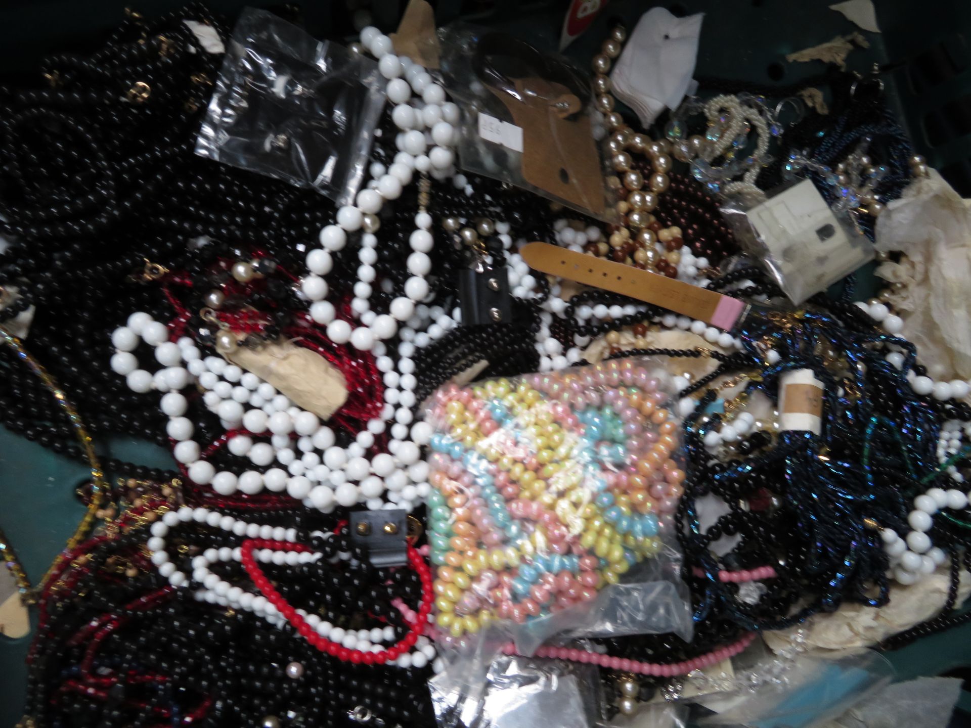PALLET TO CONTAIN APPROX. 2,000 PIECES OF VARIOUS COSTUME JEWELERY. HUGE RRP VALUE. MASSIVE RE- - Bild 2 aus 5