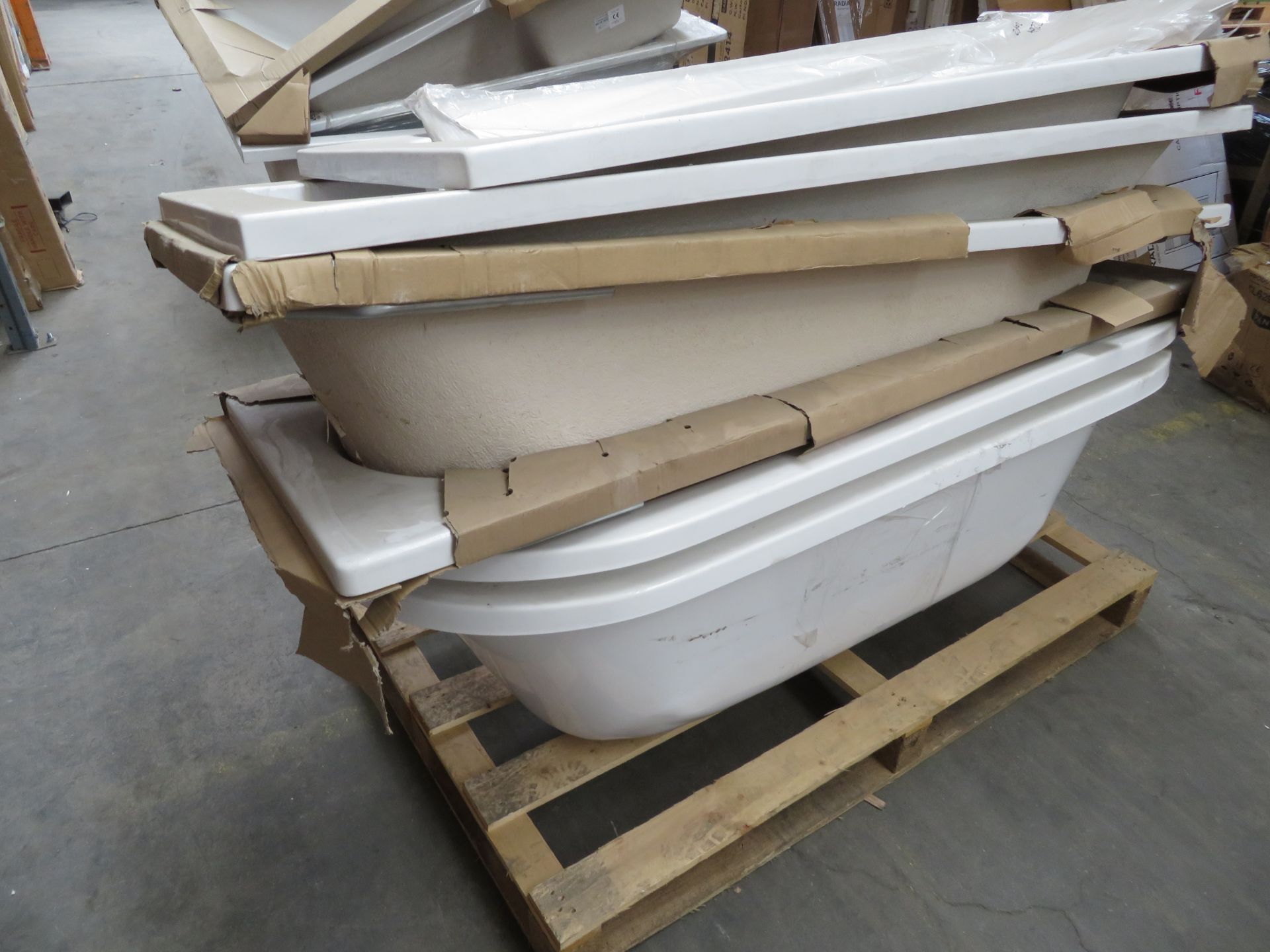 (BATH101) PALLET TO CONTAIN 6 BATHS IN VARIOUS SHAPES & SIZES. APPROX. ORIGINAL RRP VALUE £1,750. Uk - Bild 2 aus 3