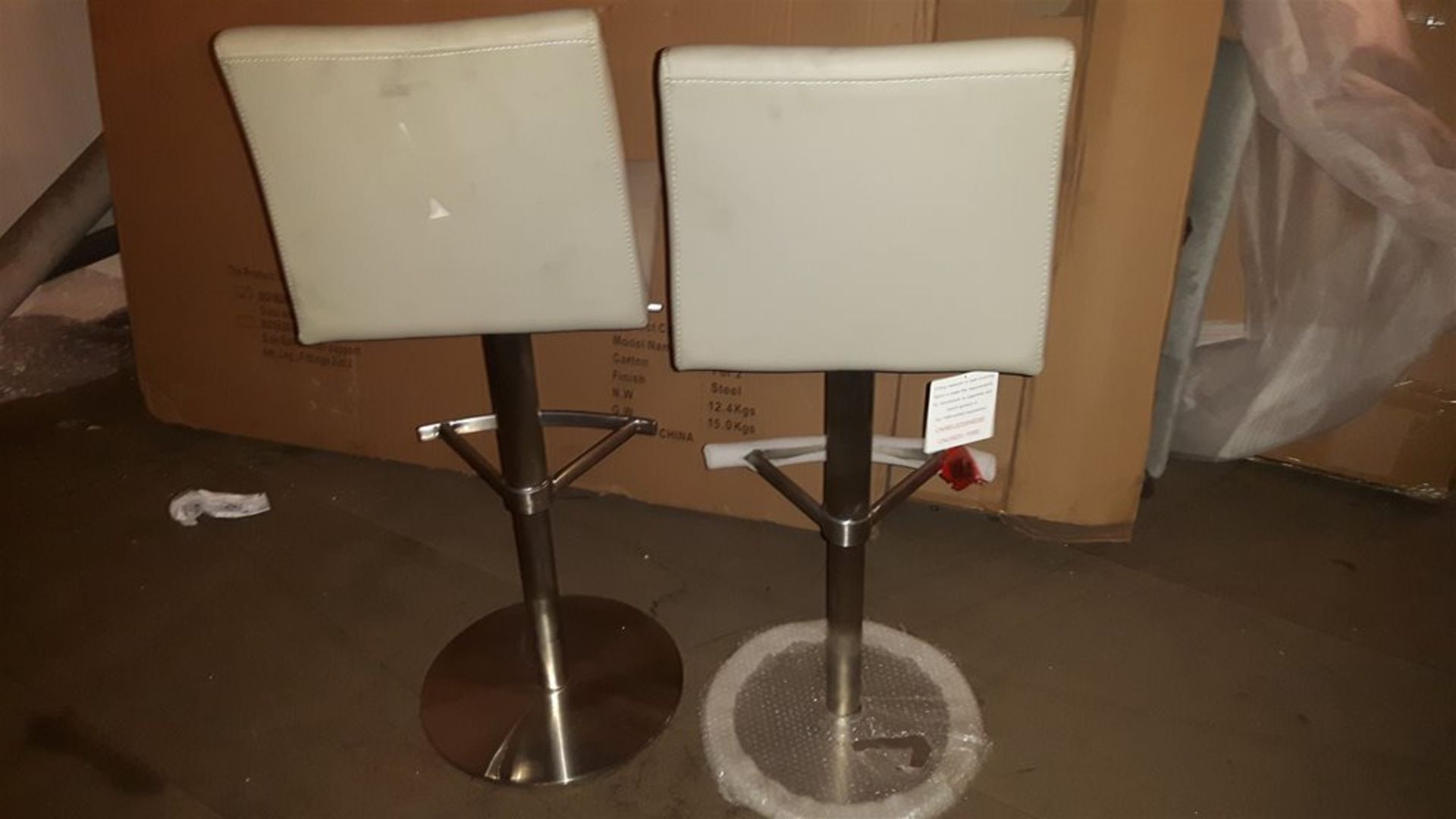 2 Gas Lift Bar Stools Grey Faux Leather - Image 3 of 4
