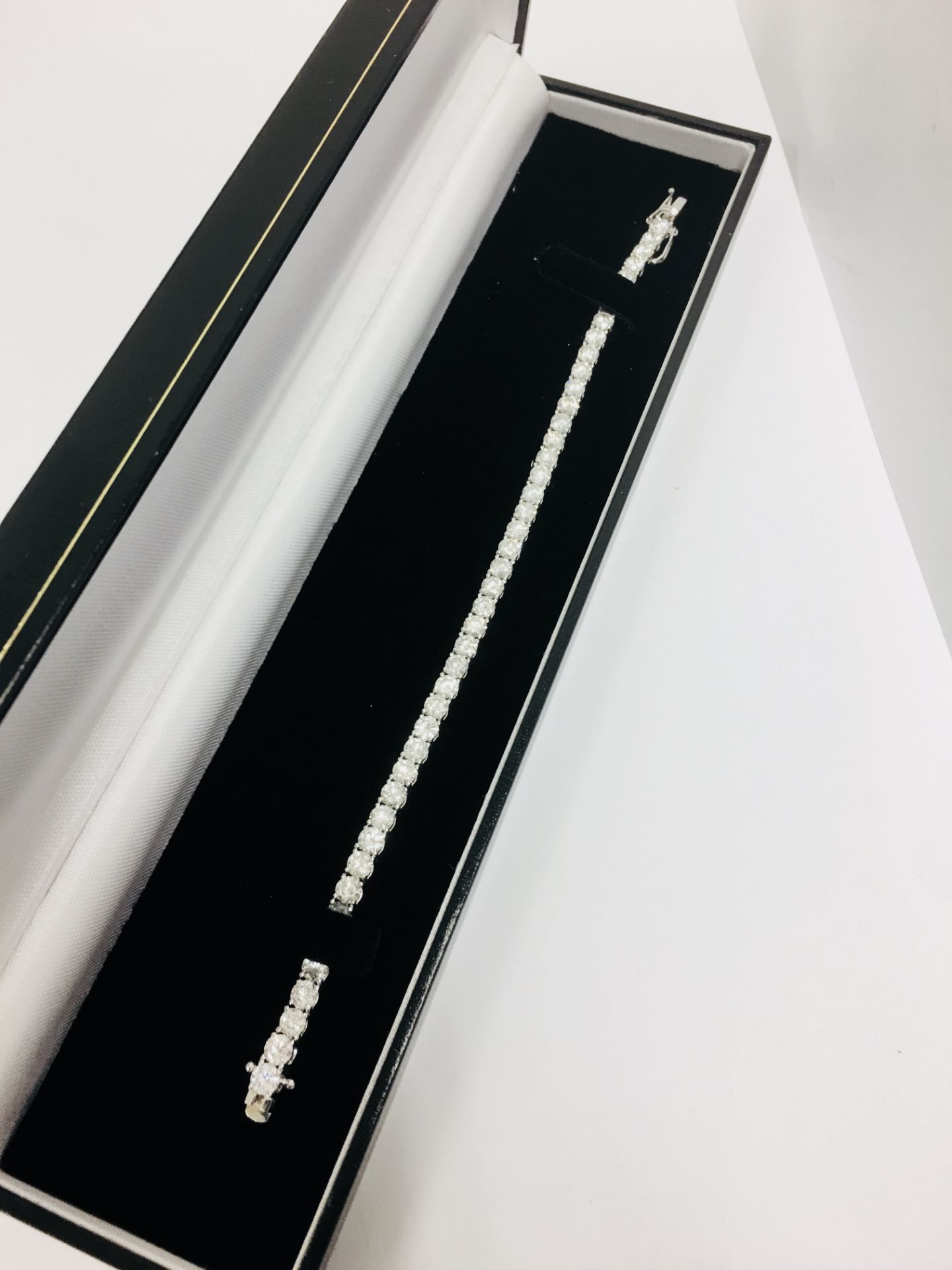 10.50ct Diamond tennis bracelet set with brilliant cut diamonds of I colour, si2 clarity. All set in - Image 7 of 7