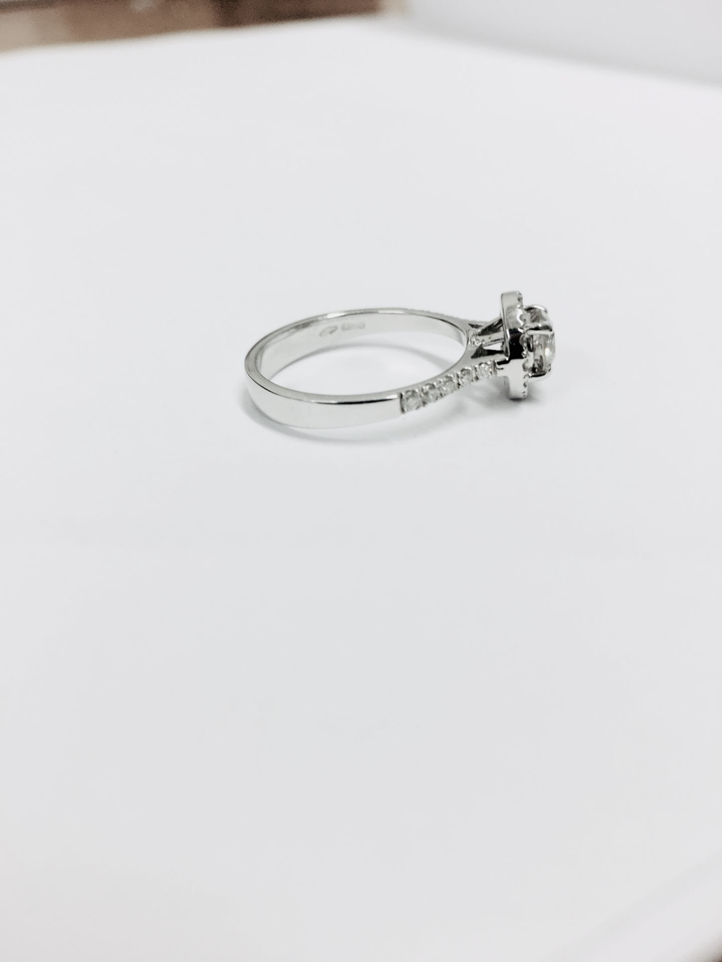 0.40ct diamond set solitaire ring set in 18ct gold. Centre stone J colour, si3 clarity with a halo - Image 4 of 6