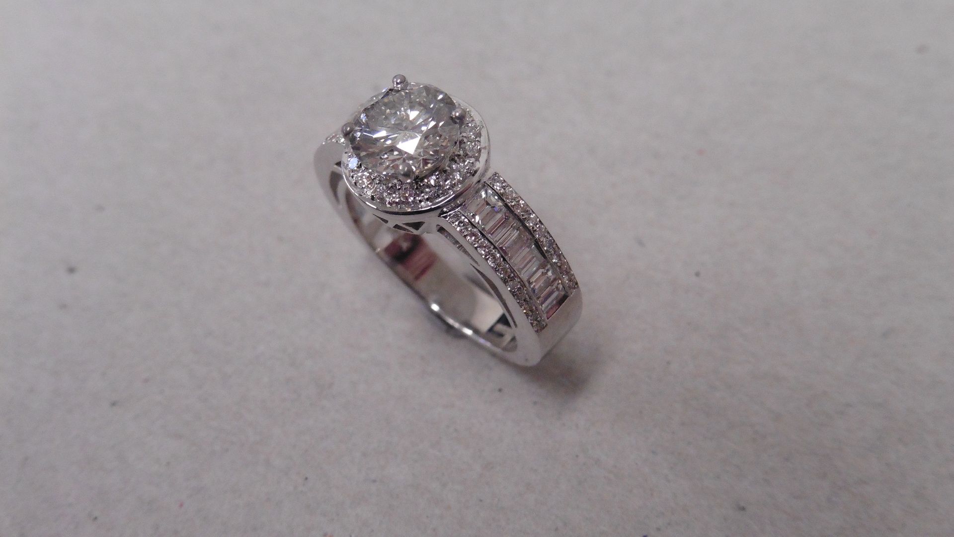 1.22ct diamond set ring set in 18ct gold. Centre stone H colour and si3 clarity. Mount is diamond - Image 4 of 5