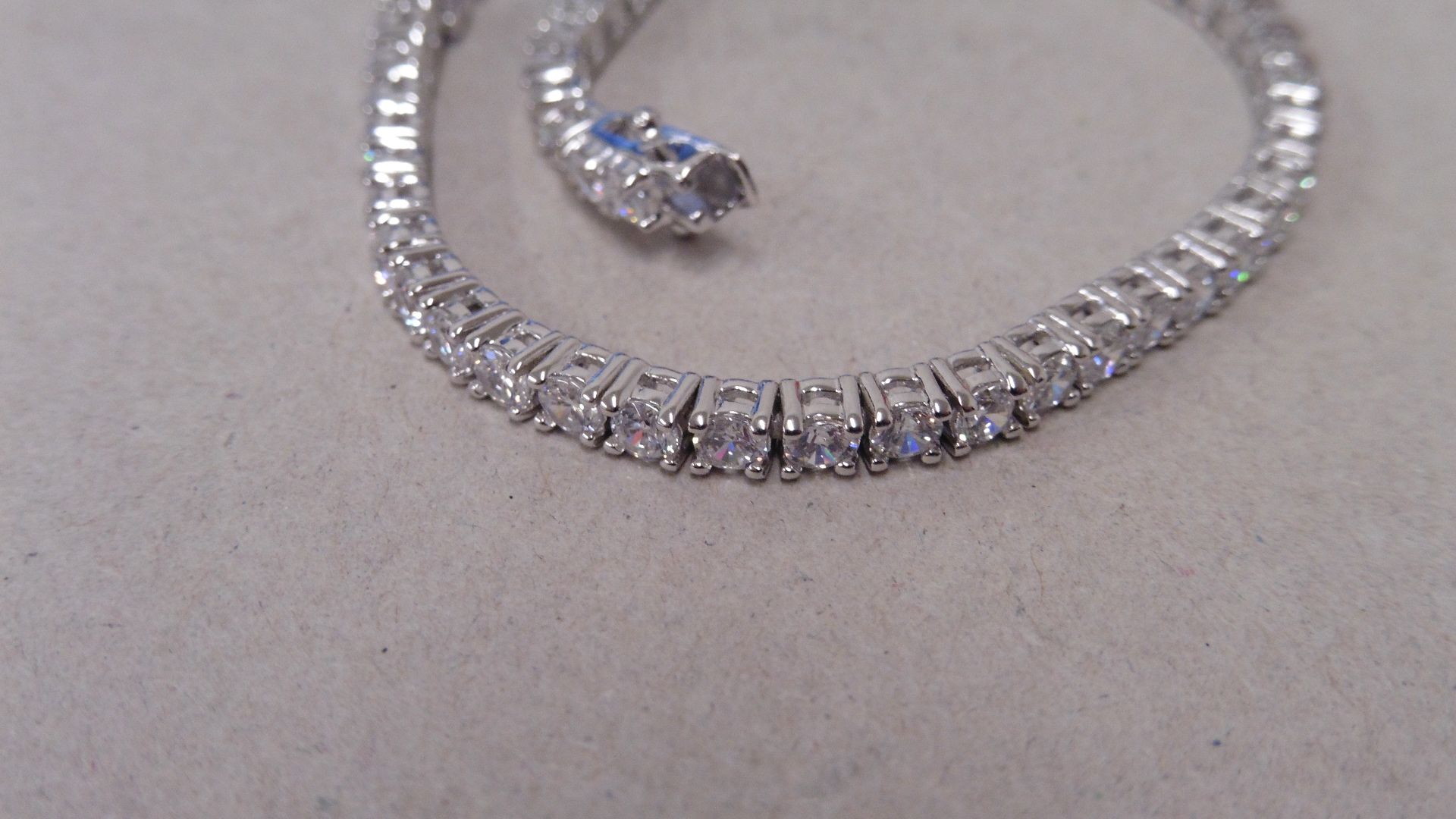 4.50ct Diamond tennis bracelet set with brilliant cut diamonds of I colour, si2 clarity. All set - Image 2 of 4