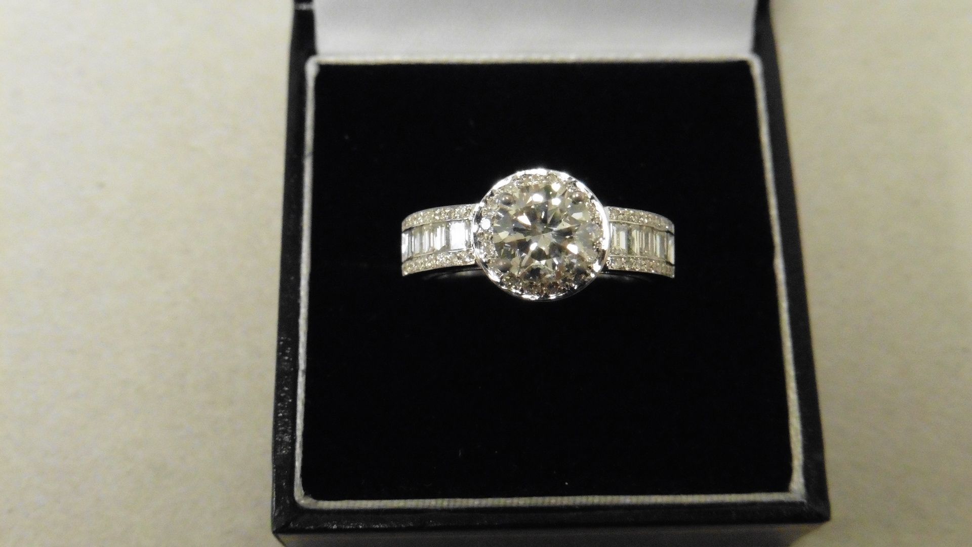1.22ct diamond set ring set in 18ct gold. Centre stone H colour and si3 clarity. Mount is diamond - Image 5 of 5