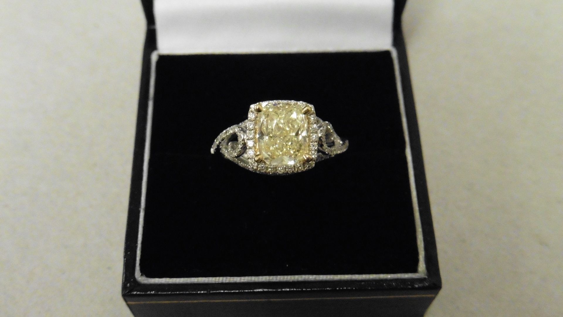 2.11ct diamond set solitaire ring. Yellow cushion cut diamond,Fancy yellow, VVS2 clarity on GIA - Image 5 of 6