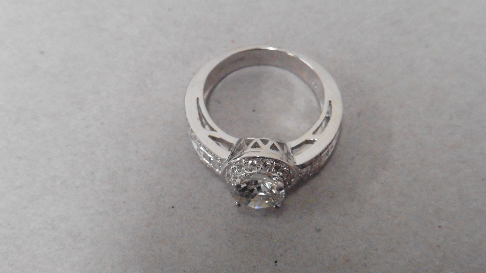 1.22ct diamond set ring set in 18ct gold. Centre stone H colour and si3 clarity. Mount is diamond - Image 3 of 5