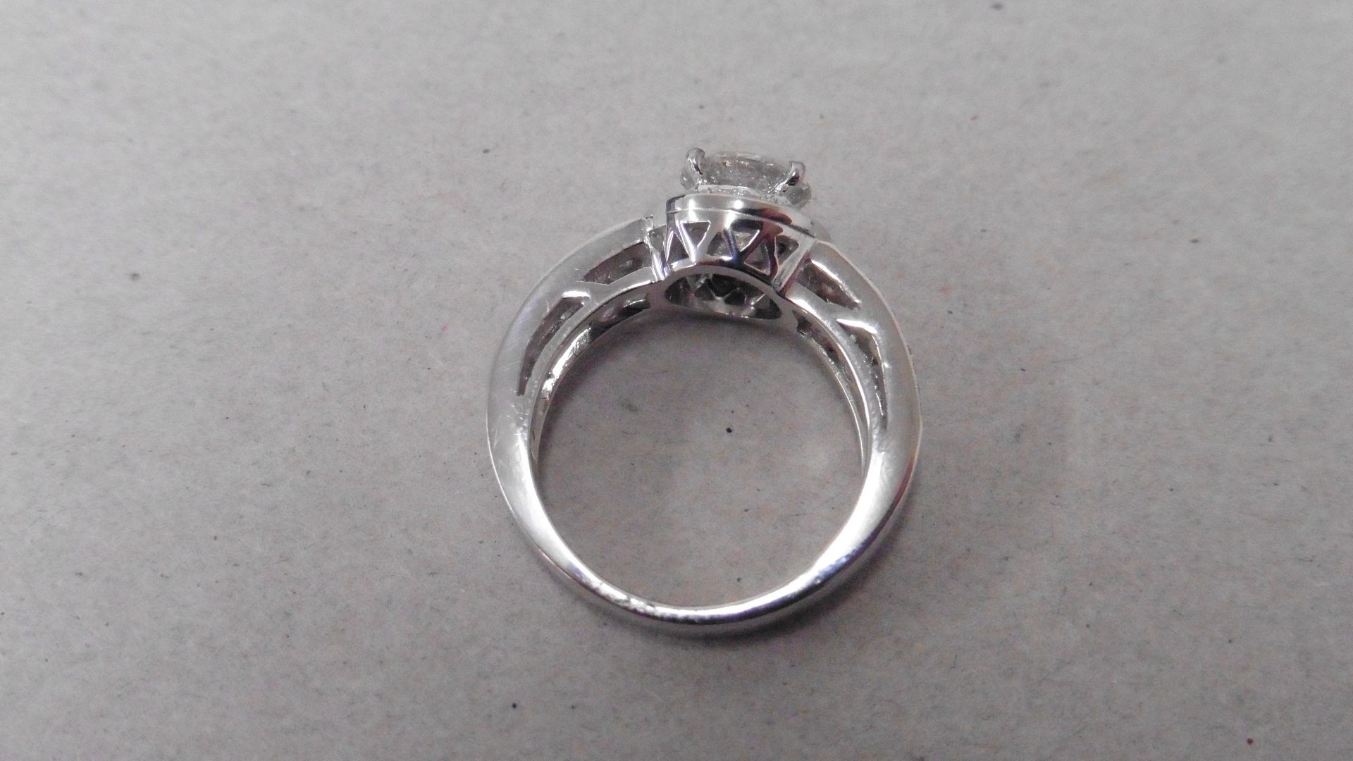 1.22ct diamond set ring set in 18ct gold. Centre stone H colour and si3 clarity. Mount is diamond - Image 2 of 5