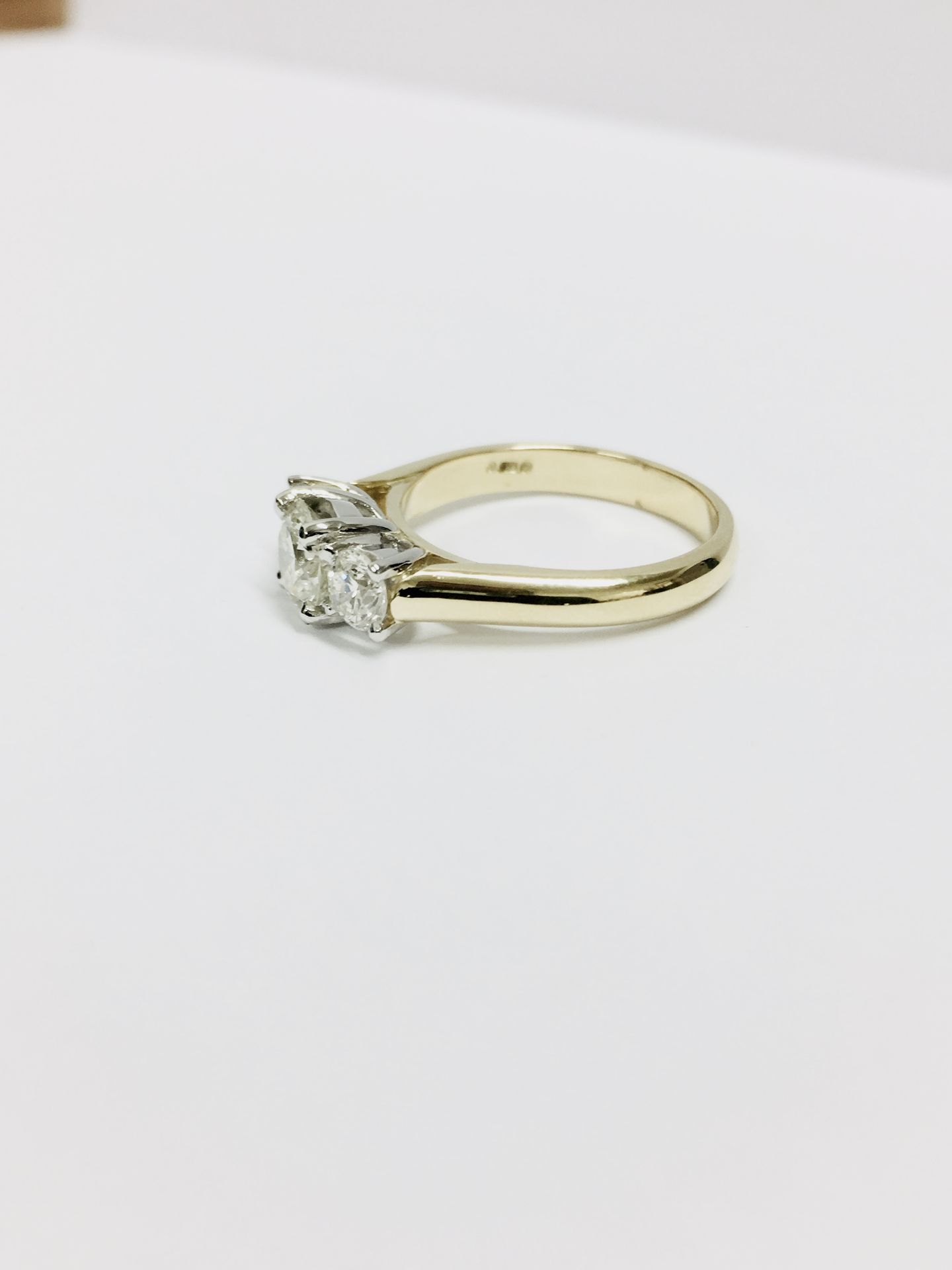 18ct yellow/white gold 1.30ct three stone diamond ring,0.70ct centre iamond h i1 clarit,2x0.30ct(0. - Image 2 of 3