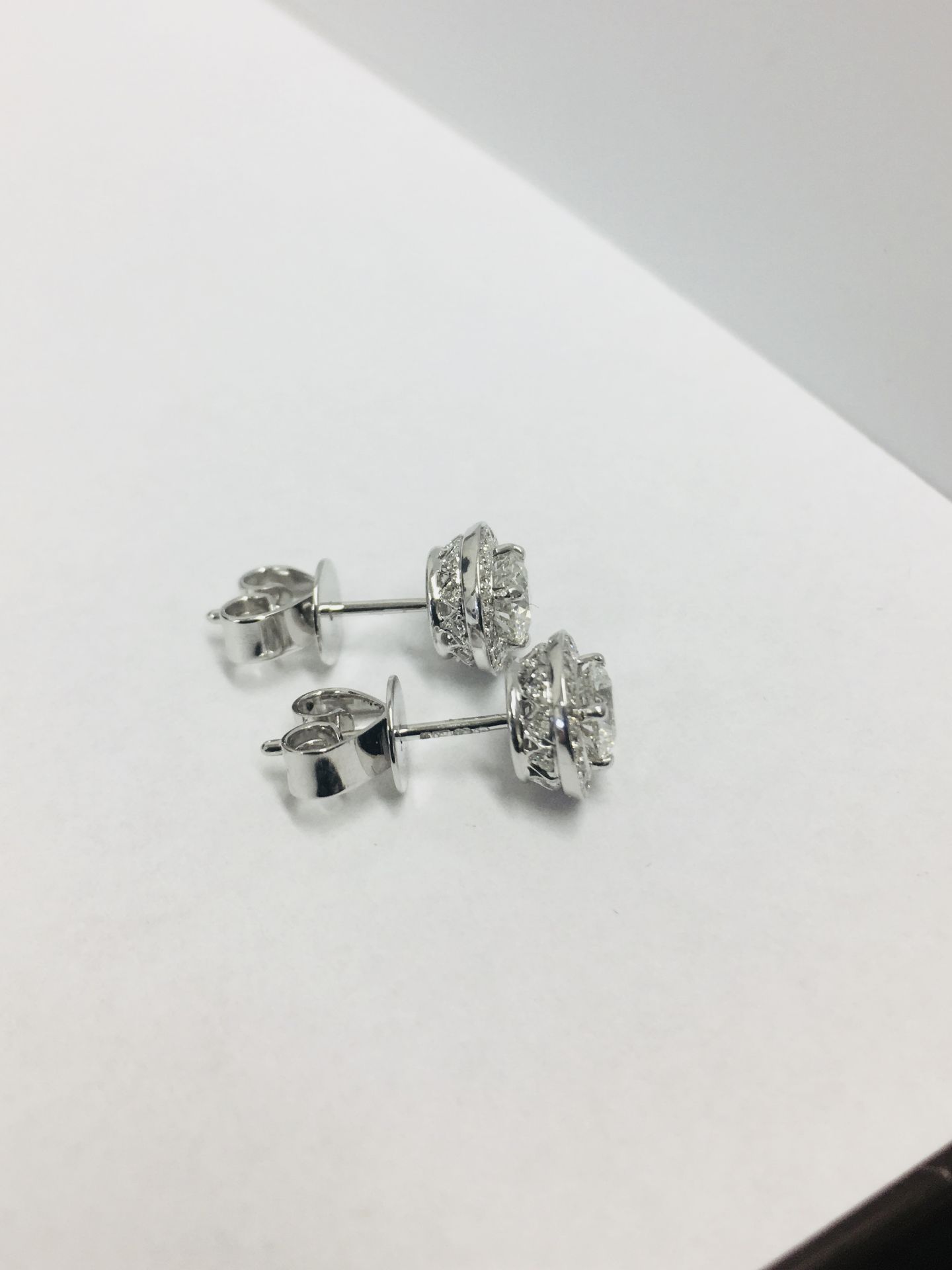18ct white gold Halo diamond stud earring,1.00ct 2 diamond s h vs grade ,2.7gms 18ct appraisal 6950 - Image 2 of 4
