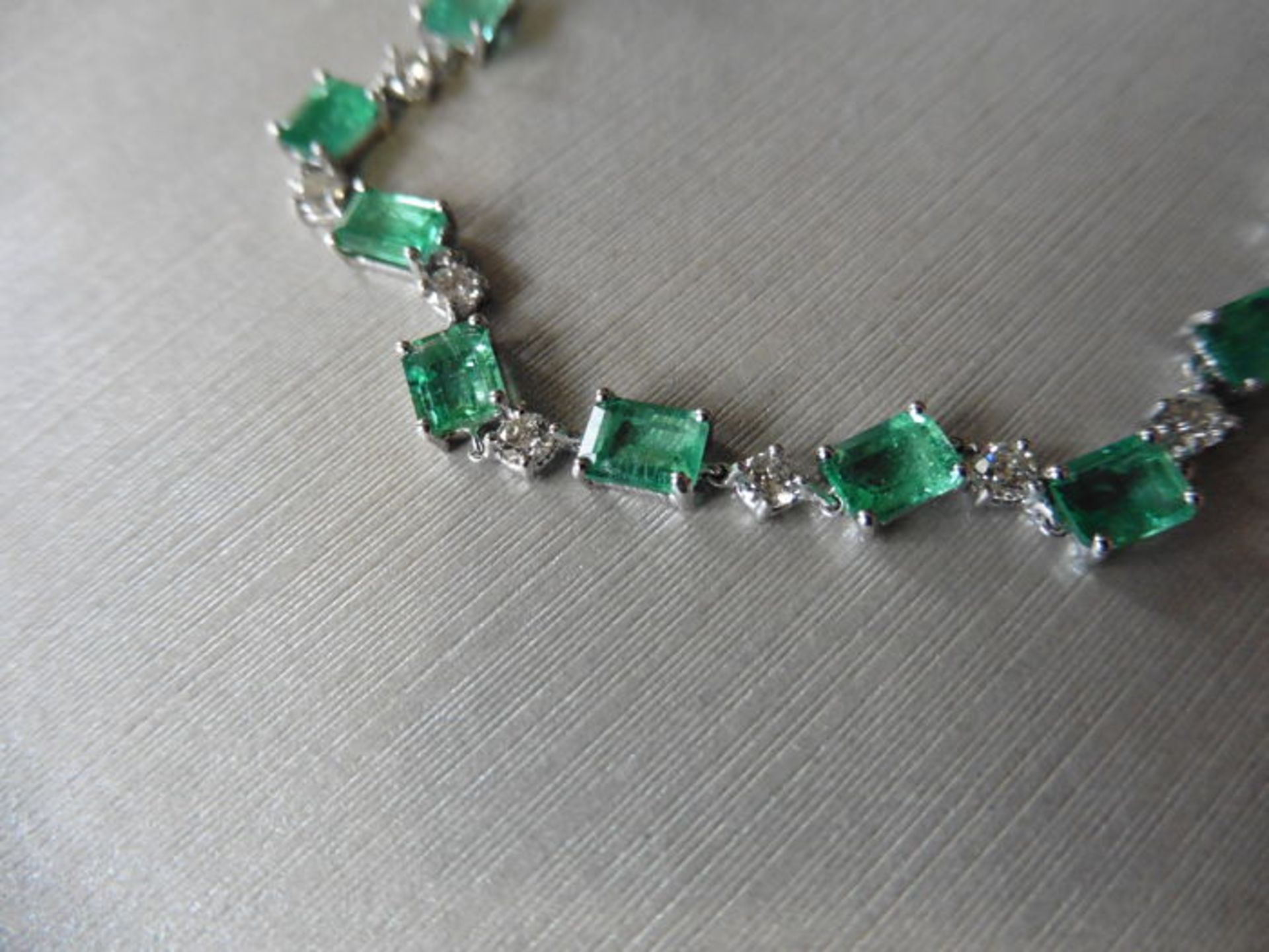6ct emerald and diamond bracelet.Set with emerald cut ( treated ) emeralds and small brilliant cut - Bild 2 aus 4