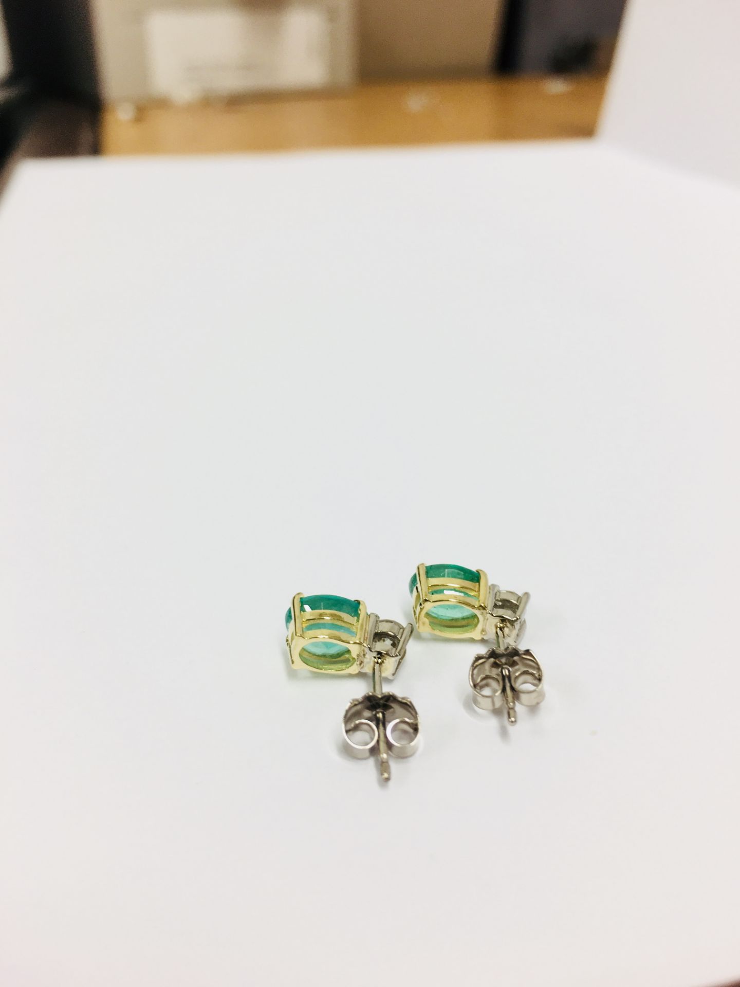 Emerald and diamond earrings 18ct gold,2ct emerald (natural),020ct diamond si2 I colour,3gms 18ct - Bild 4 aus 4