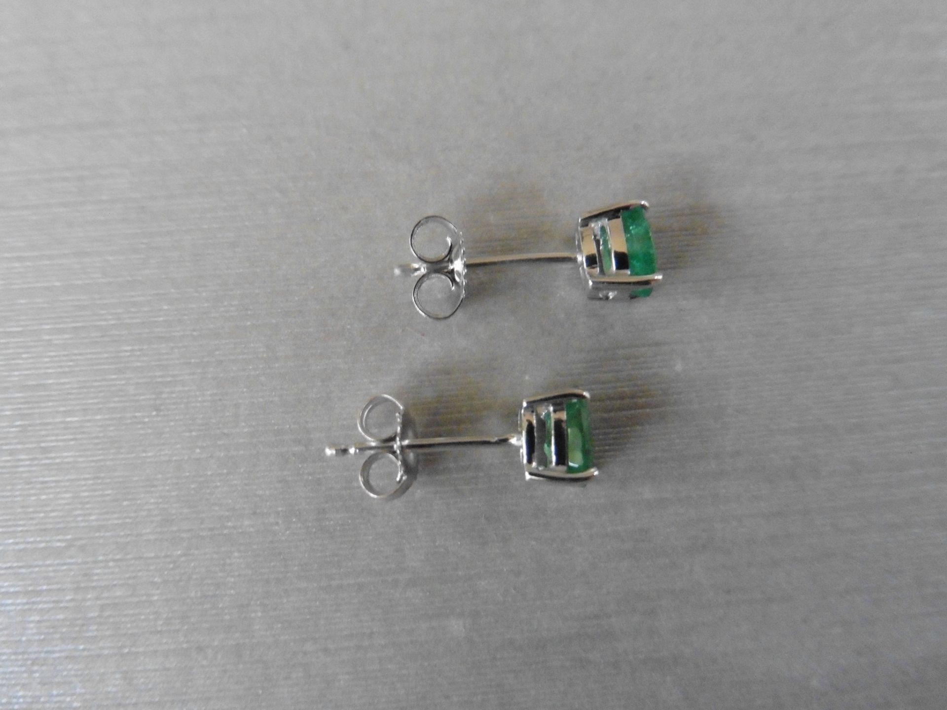 0.60ct emerald stud style earrings set in 9ct white gold. 6 x 4mm oval cut emeralds ( treated) set - Bild 2 aus 3