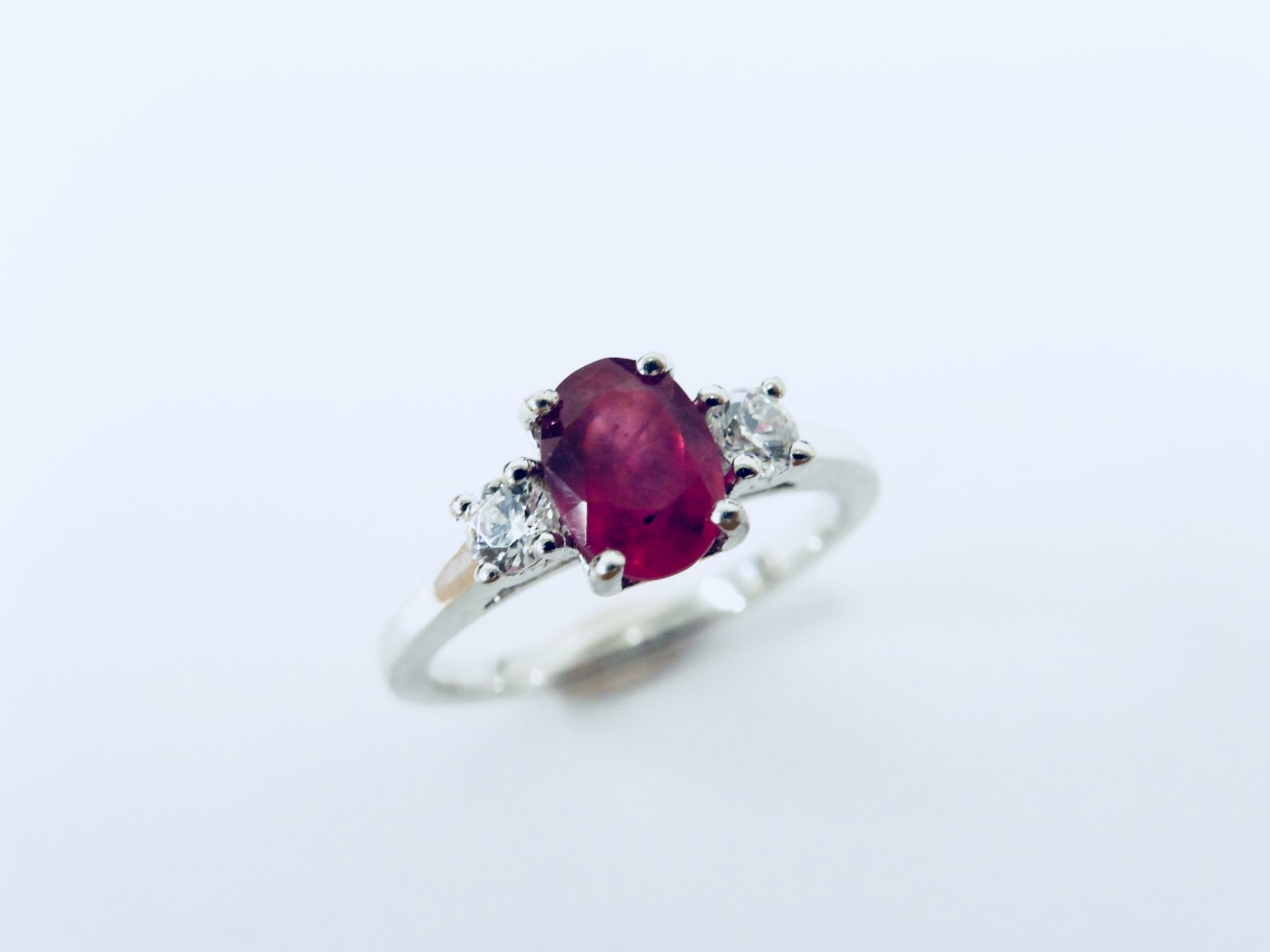 Platinum Ruby diamond trilogy ring,1ct ruby oval (treated),020ct diamond si2 I Coloured (2x.10ct) - Bild 4 aus 5