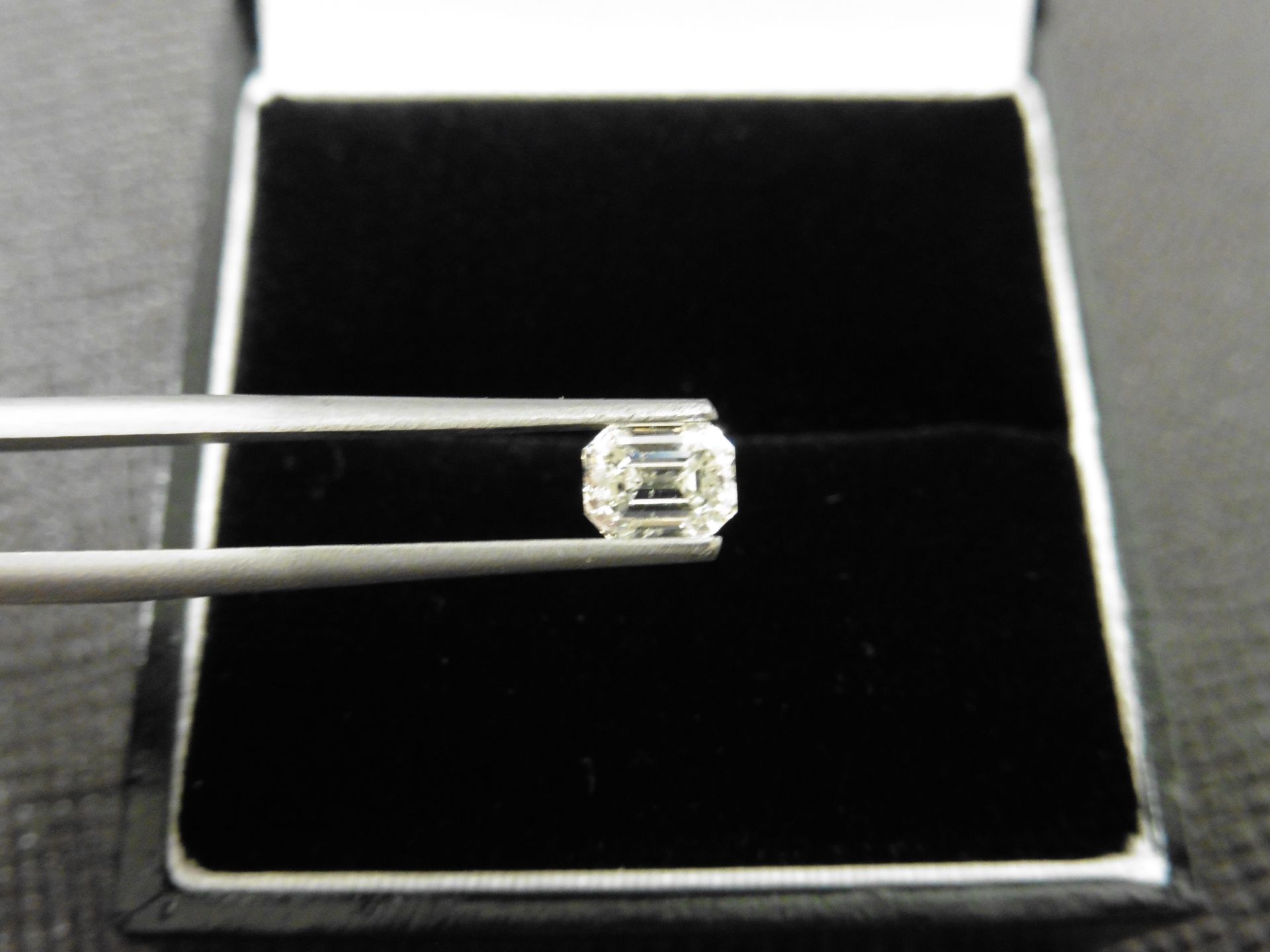0.61ct natural emerald cut diamond. I colour and SI2 clarity. No certification but can be done - Image 4 of 4