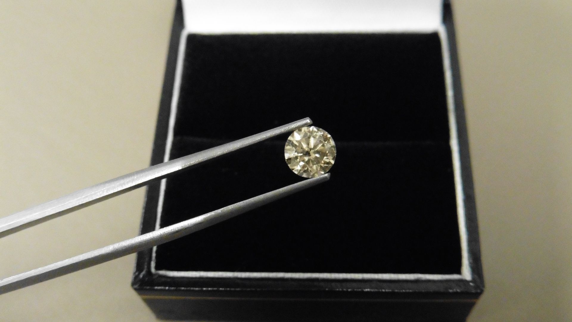 0.92ct natural loose brilliant cut diamond. K colour and I2 clarity. 5.98 x 3.96mm.No - Bild 5 aus 5