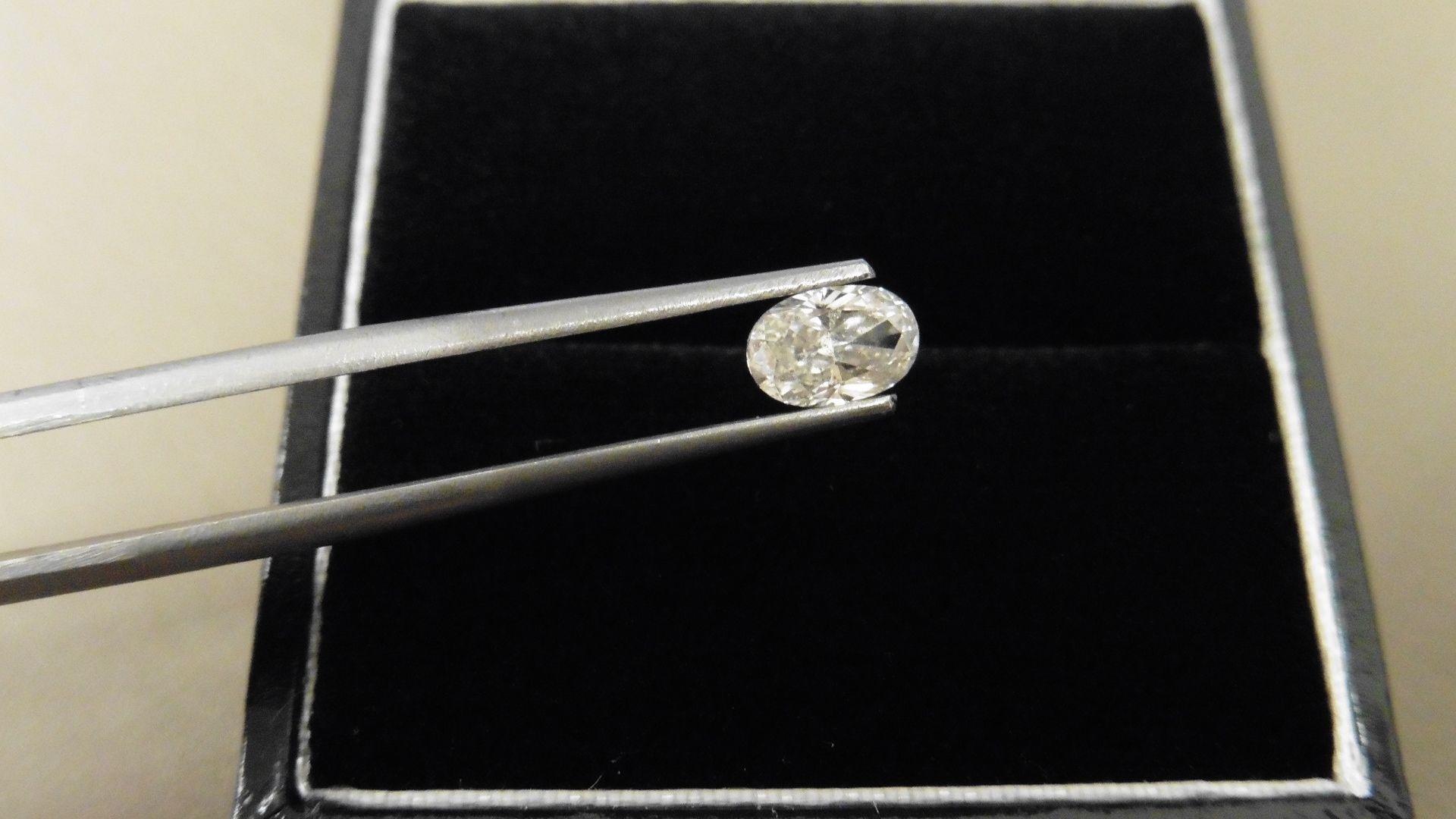 0.60ct natural loose oval cut diamond. I colour and si2 clarity. 6.86 x 4.49 x 2.67mm. No - Image 5 of 5
