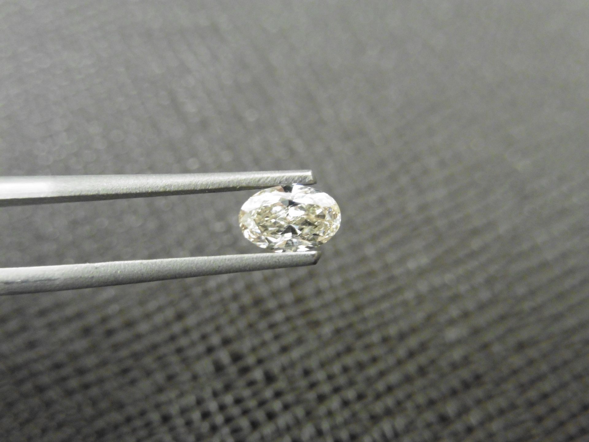 0.34ct natural oval cut diamond. I colour and SI2 clarity. No certification but can be done for £ - Bild 3 aus 3