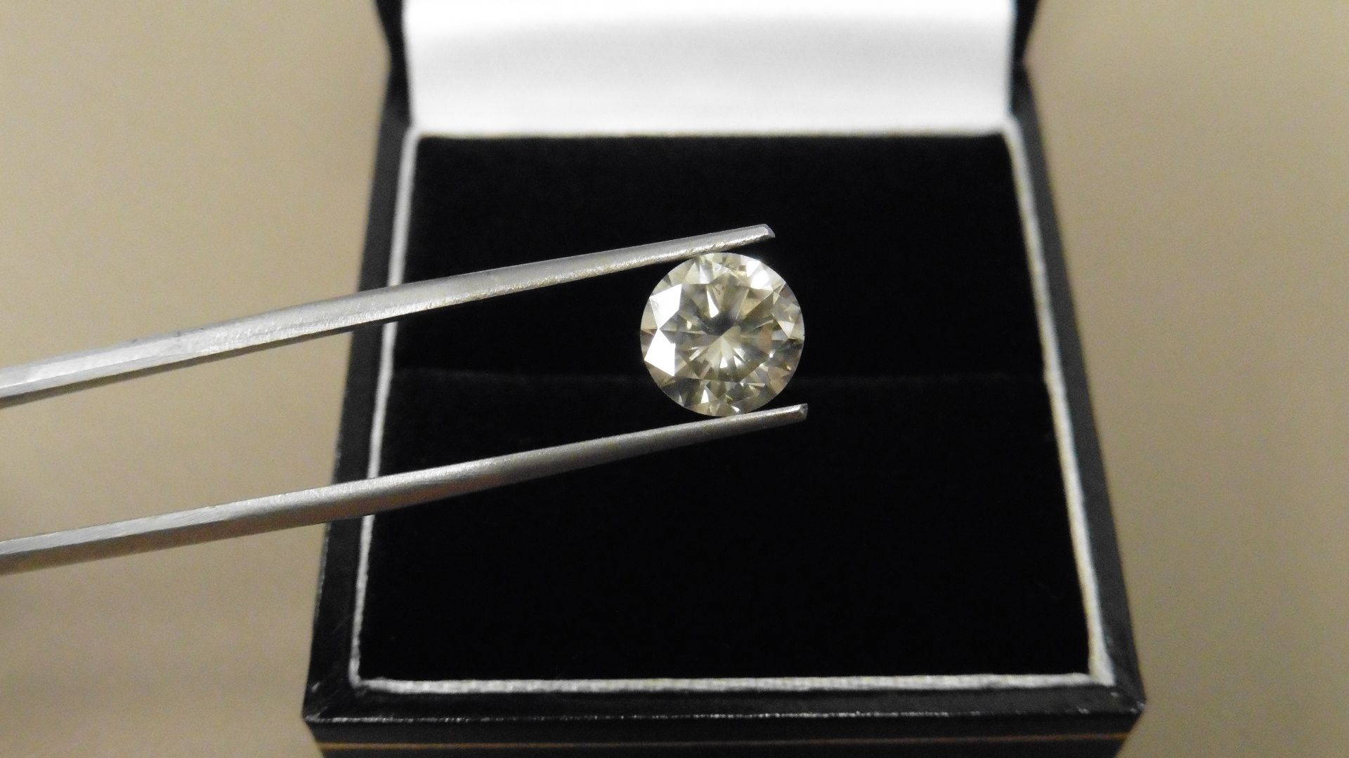 1.37ct Brilliant Cut Diamond, Enhanced stone. I colour, I2 clarity. 6.91 x 4.30mm. Valued at £ - Bild 5 aus 5