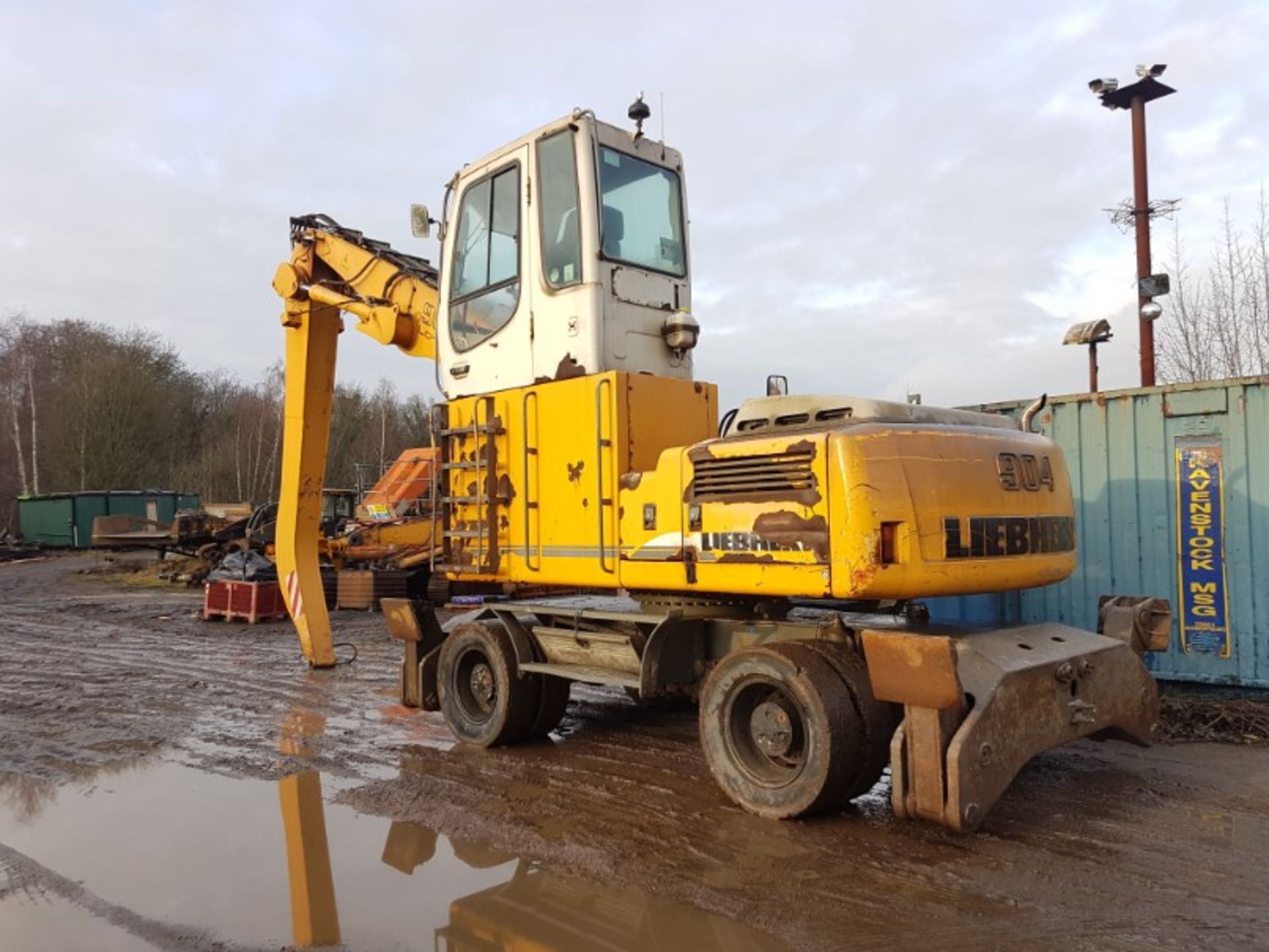 Liebherr 904C 2005, Fixed high cab scrap handler with solid tyres - Image 3 of 3