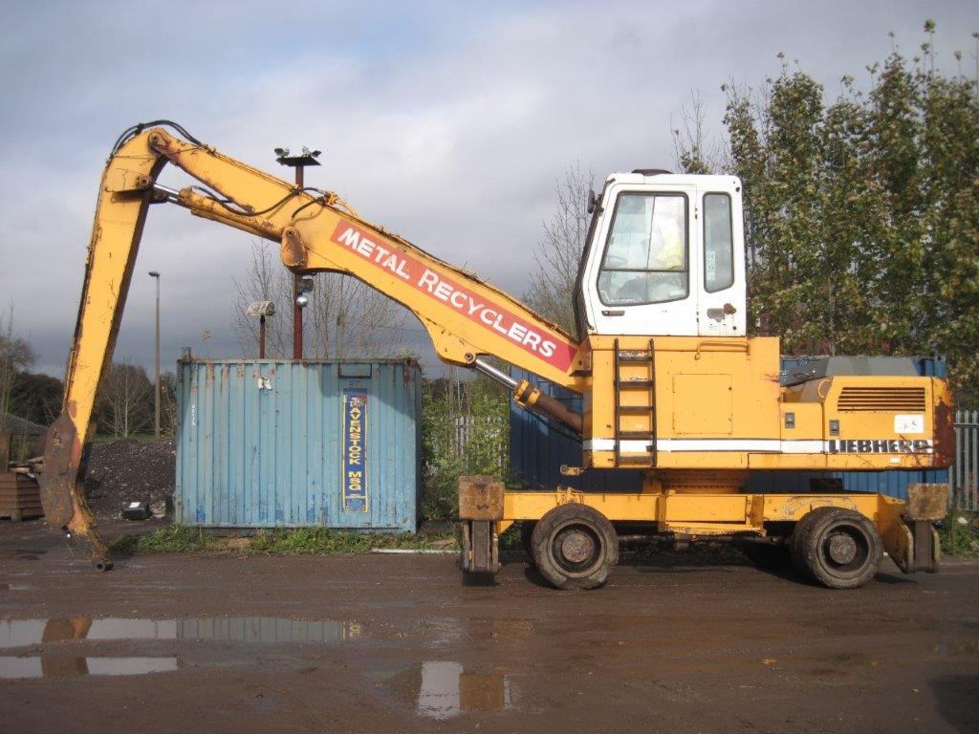 Liebherr 922 Scrap Handler 1998, direct from work, high cab, solid tyres, long reach rehandler