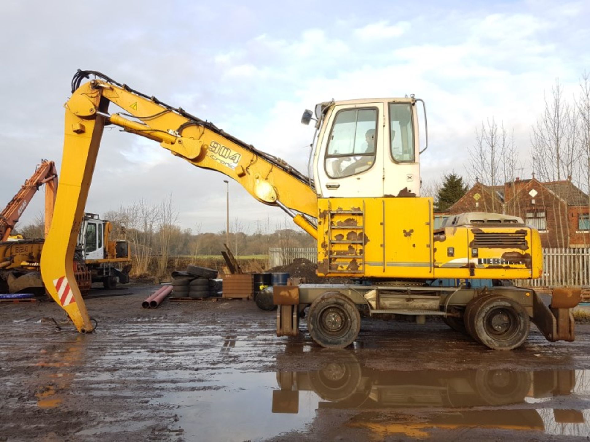 Liebherr 904C 2005, Fixed high cab scrap handler with solid tyres - Image 2 of 3