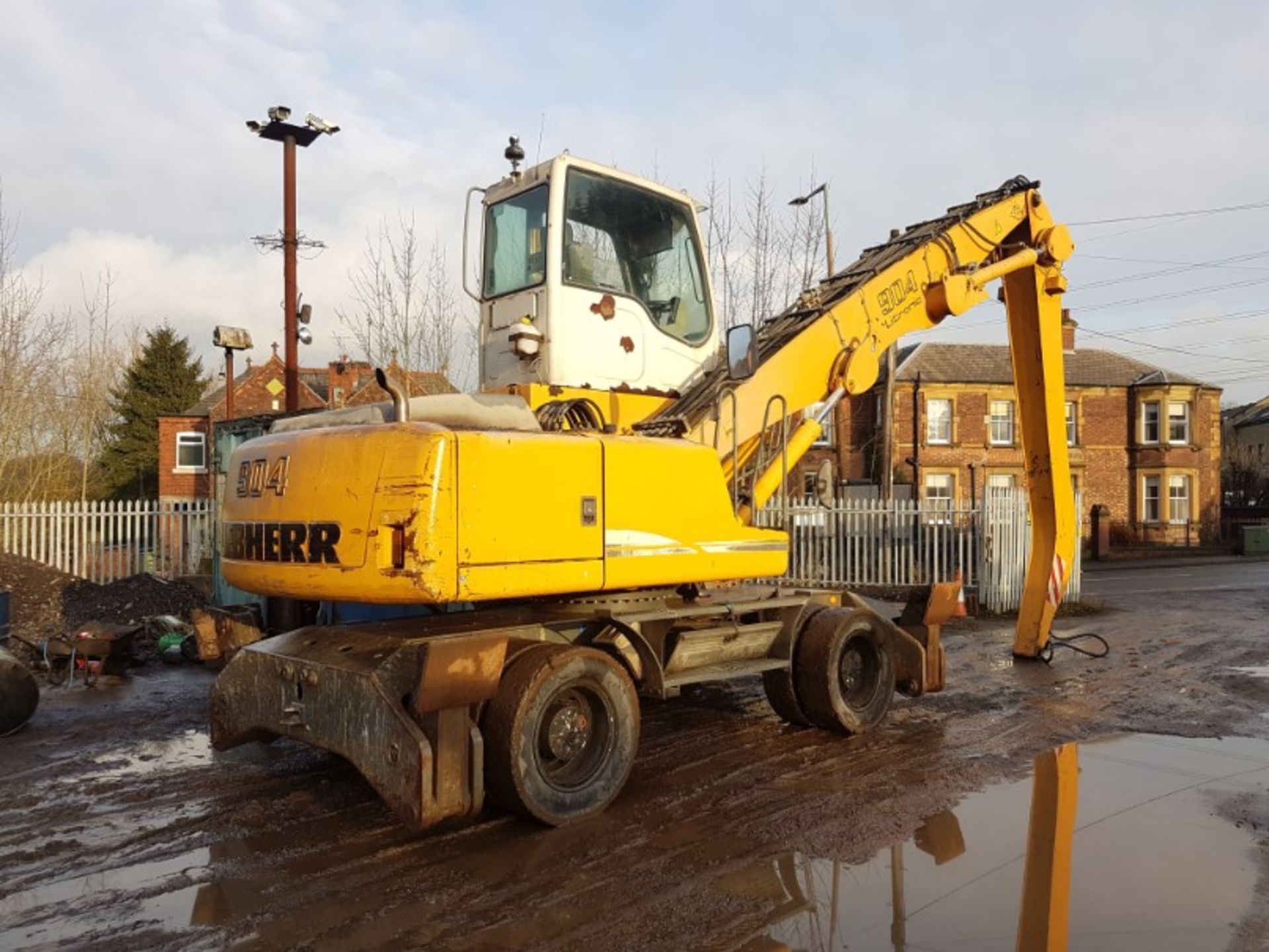 Liebherr 904C 2005, Fixed high cab scrap handler with solid tyres