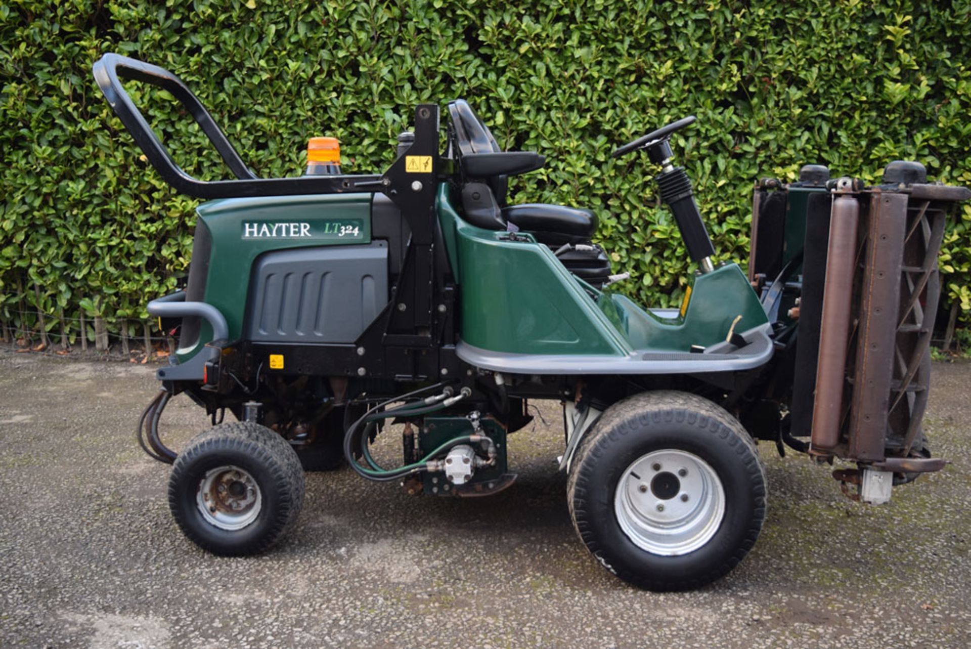 2010 Hayter LT324 Triple Ride On Cylinder Mower - Image 5 of 10