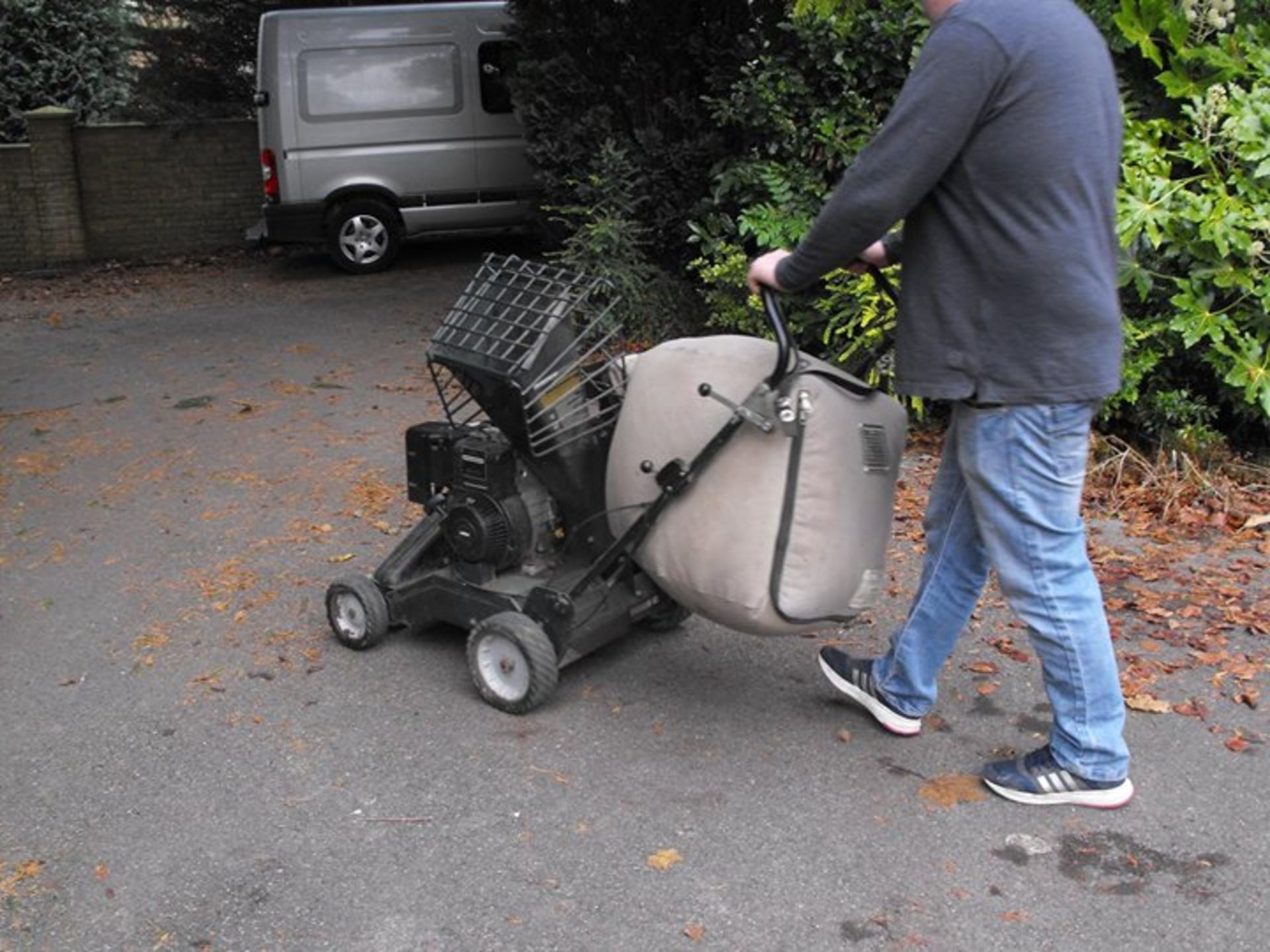 Bolems Garden self propelled Petrol vac / chipper - Image 2 of 5