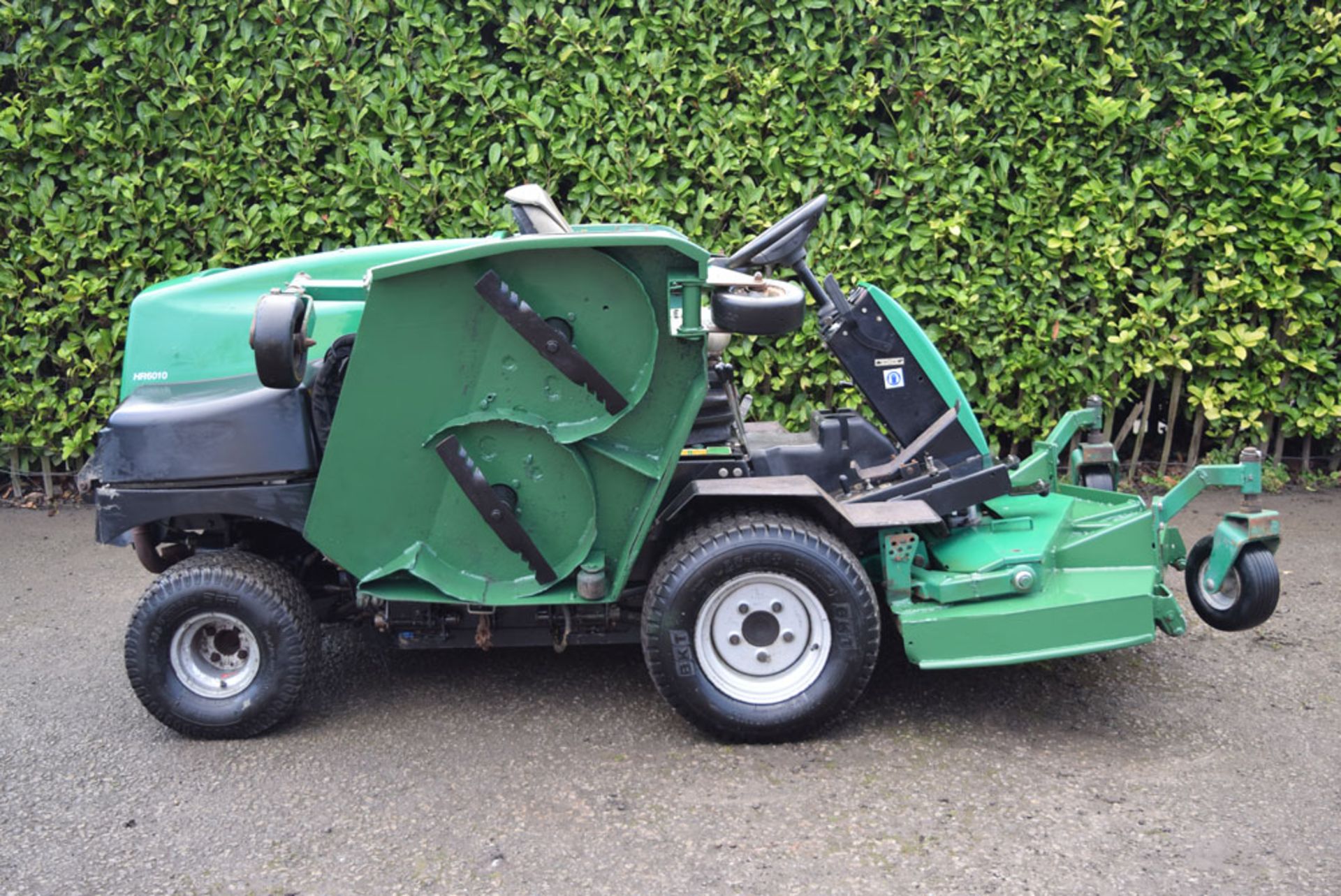 Ransomes HR6010 Wide Area Cut Ride On Rotary Mower - Image 2 of 11